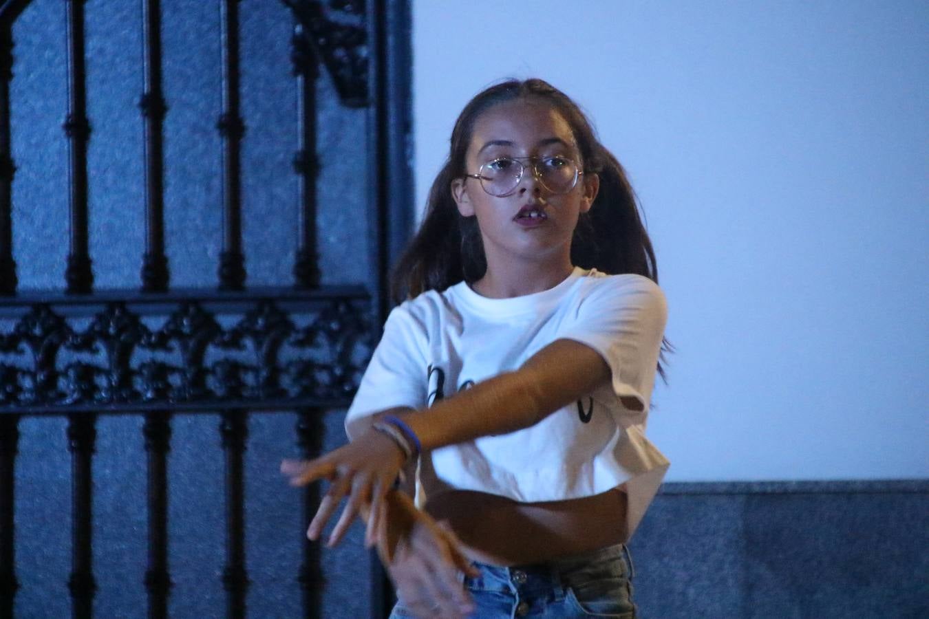 El barrio de Los Mártires ha vuelto a llenarse de fiesta, juegos y sabores típicos este fin de semana con la celebración de su tradicional 'Velá' que este año se ha vivido durante la noche del sábado y la mañana y primeras horas de la tarde del domingo.Los más pequeños del barrio callonco y de otros barrios de Jerez fueron protagonistas anoche con actividades como una exhibición de playbacks. El momento más especial fue la actuación del grupo jerezano 'Camerata Bolero' que, con un pedacito de su corazón musical prendido del Llano de Los Mártires donde ya ha deleitado con su música a sus paisanos en distintas ocasiones, anoche volvía a cantar al amor y a la vida, compartiendo la dicha de sus 25 años de andadura con sus más fieles seguidores. Con dos fantásticas voces femeninas como parte del grupo, María Jesús Méndez y María del Carmen Gordillo, Camerata Bolero esquivó la línea del tiempo con canciones eternas que solo entienden de sentimiento. El público regaló a sus componentes su aplauso y a su afecto.La ermita de los Santos Mártires ha sido testigo hoy domingo, con la luz del día, de la algarabía y la fiesta. El repique de sus campanas anunciaba por la mañana la celebración de la misa en acción de gracias, recordando la larga tradición de esta 'Velá', con más de 200 años de historia, y el singular desfile de gigantes y cabezudos invitaba a los niños y niñas a participar y a disfrutar de los juegos populares: carrera de cintas en bicicletas, carrera de sacos, el maratón callonco, y a divertirse también con distintas atracciones de agua y un cañón de espuma. La venta de los ricos dulces martileros y el servicio de barra atendido por los vecinos del barrio han puesto sabor a la celebración.