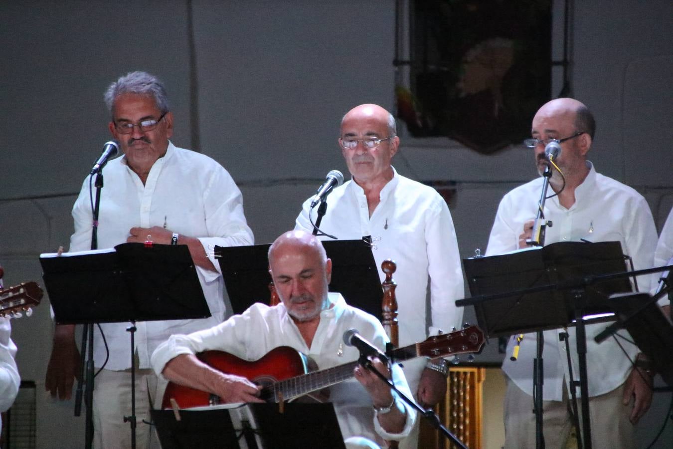 El barrio de Los Mártires ha vuelto a llenarse de fiesta, juegos y sabores típicos este fin de semana con la celebración de su tradicional 'Velá' que este año se ha vivido durante la noche del sábado y la mañana y primeras horas de la tarde del domingo.Los más pequeños del barrio callonco y de otros barrios de Jerez fueron protagonistas anoche con actividades como una exhibición de playbacks. El momento más especial fue la actuación del grupo jerezano 'Camerata Bolero' que, con un pedacito de su corazón musical prendido del Llano de Los Mártires donde ya ha deleitado con su música a sus paisanos en distintas ocasiones, anoche volvía a cantar al amor y a la vida, compartiendo la dicha de sus 25 años de andadura con sus más fieles seguidores. Con dos fantásticas voces femeninas como parte del grupo, María Jesús Méndez y María del Carmen Gordillo, Camerata Bolero esquivó la línea del tiempo con canciones eternas que solo entienden de sentimiento. El público regaló a sus componentes su aplauso y a su afecto.La ermita de los Santos Mártires ha sido testigo hoy domingo, con la luz del día, de la algarabía y la fiesta. El repique de sus campanas anunciaba por la mañana la celebración de la misa en acción de gracias, recordando la larga tradición de esta 'Velá', con más de 200 años de historia, y el singular desfile de gigantes y cabezudos invitaba a los niños y niñas a participar y a disfrutar de los juegos populares: carrera de cintas en bicicletas, carrera de sacos, el maratón callonco, y a divertirse también con distintas atracciones de agua y un cañón de espuma. La venta de los ricos dulces martileros y el servicio de barra atendido por los vecinos del barrio han puesto sabor a la celebración.