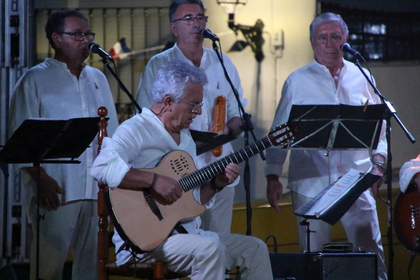 El barrio de Los Mártires ha vuelto a llenarse de fiesta, juegos y sabores típicos este fin de semana con la celebración de su tradicional 'Velá' que este año se ha vivido durante la noche del sábado y la mañana y primeras horas de la tarde del domingo.Los más pequeños del barrio callonco y de otros barrios de Jerez fueron protagonistas anoche con actividades como una exhibición de playbacks. El momento más especial fue la actuación del grupo jerezano 'Camerata Bolero' que, con un pedacito de su corazón musical prendido del Llano de Los Mártires donde ya ha deleitado con su música a sus paisanos en distintas ocasiones, anoche volvía a cantar al amor y a la vida, compartiendo la dicha de sus 25 años de andadura con sus más fieles seguidores. Con dos fantásticas voces femeninas como parte del grupo, María Jesús Méndez y María del Carmen Gordillo, Camerata Bolero esquivó la línea del tiempo con canciones eternas que solo entienden de sentimiento. El público regaló a sus componentes su aplauso y a su afecto.La ermita de los Santos Mártires ha sido testigo hoy domingo, con la luz del día, de la algarabía y la fiesta. El repique de sus campanas anunciaba por la mañana la celebración de la misa en acción de gracias, recordando la larga tradición de esta 'Velá', con más de 200 años de historia, y el singular desfile de gigantes y cabezudos invitaba a los niños y niñas a participar y a disfrutar de los juegos populares: carrera de cintas en bicicletas, carrera de sacos, el maratón callonco, y a divertirse también con distintas atracciones de agua y un cañón de espuma. La venta de los ricos dulces martileros y el servicio de barra atendido por los vecinos del barrio han puesto sabor a la celebración.