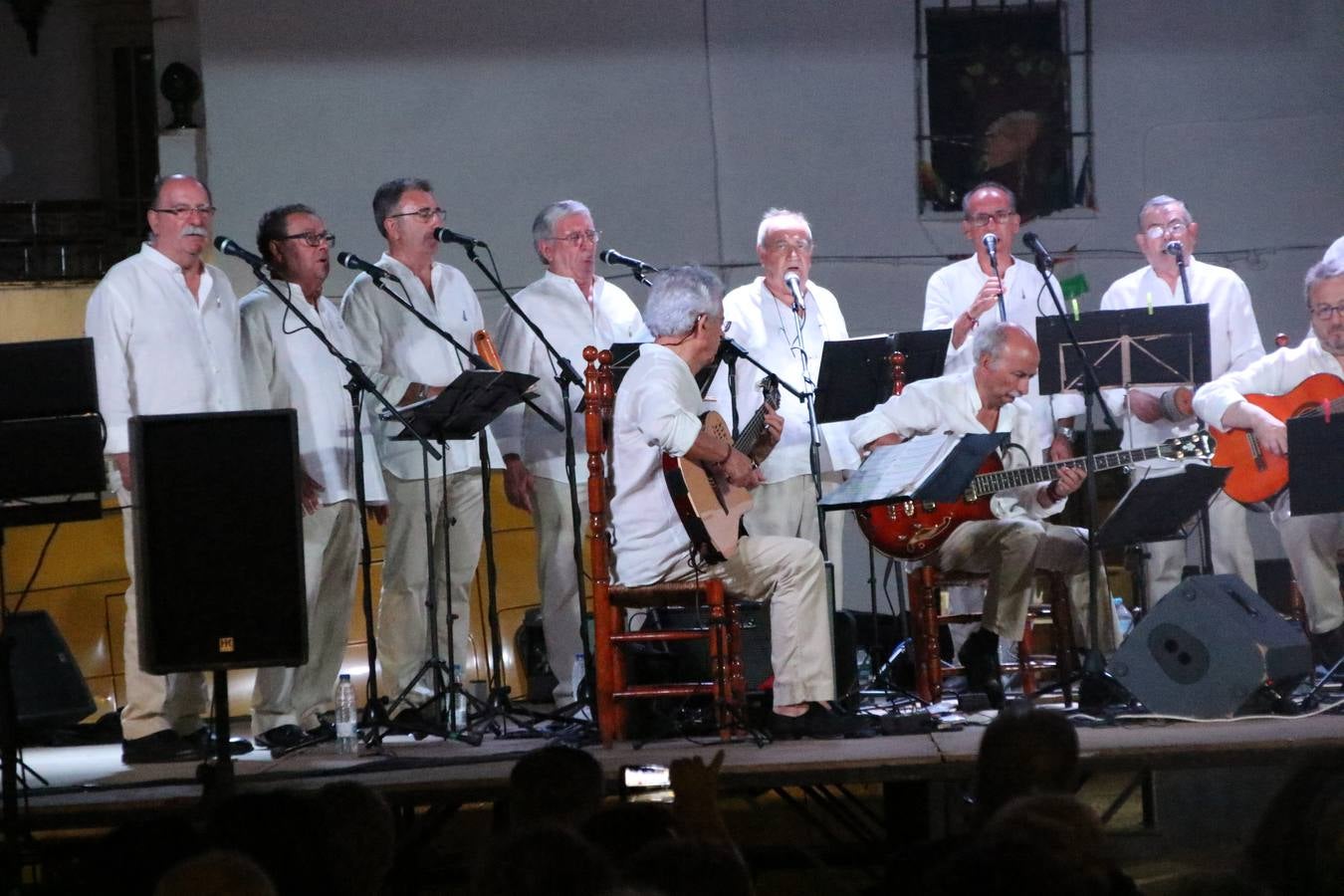 El barrio de Los Mártires ha vuelto a llenarse de fiesta, juegos y sabores típicos este fin de semana con la celebración de su tradicional 'Velá' que este año se ha vivido durante la noche del sábado y la mañana y primeras horas de la tarde del domingo.Los más pequeños del barrio callonco y de otros barrios de Jerez fueron protagonistas anoche con actividades como una exhibición de playbacks. El momento más especial fue la actuación del grupo jerezano 'Camerata Bolero' que, con un pedacito de su corazón musical prendido del Llano de Los Mártires donde ya ha deleitado con su música a sus paisanos en distintas ocasiones, anoche volvía a cantar al amor y a la vida, compartiendo la dicha de sus 25 años de andadura con sus más fieles seguidores. Con dos fantásticas voces femeninas como parte del grupo, María Jesús Méndez y María del Carmen Gordillo, Camerata Bolero esquivó la línea del tiempo con canciones eternas que solo entienden de sentimiento. El público regaló a sus componentes su aplauso y a su afecto.La ermita de los Santos Mártires ha sido testigo hoy domingo, con la luz del día, de la algarabía y la fiesta. El repique de sus campanas anunciaba por la mañana la celebración de la misa en acción de gracias, recordando la larga tradición de esta 'Velá', con más de 200 años de historia, y el singular desfile de gigantes y cabezudos invitaba a los niños y niñas a participar y a disfrutar de los juegos populares: carrera de cintas en bicicletas, carrera de sacos, el maratón callonco, y a divertirse también con distintas atracciones de agua y un cañón de espuma. La venta de los ricos dulces martileros y el servicio de barra atendido por los vecinos del barrio han puesto sabor a la celebración.