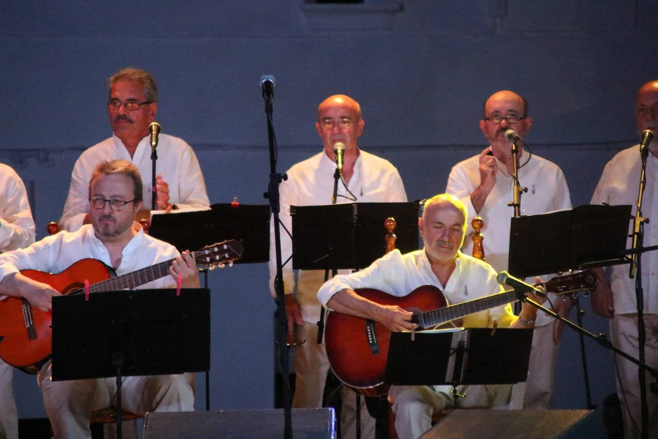El barrio de Los Mártires ha vuelto a llenarse de fiesta, juegos y sabores típicos este fin de semana con la celebración de su tradicional 'Velá' que este año se ha vivido durante la noche del sábado y la mañana y primeras horas de la tarde del domingo.Los más pequeños del barrio callonco y de otros barrios de Jerez fueron protagonistas anoche con actividades como una exhibición de playbacks. El momento más especial fue la actuación del grupo jerezano 'Camerata Bolero' que, con un pedacito de su corazón musical prendido del Llano de Los Mártires donde ya ha deleitado con su música a sus paisanos en distintas ocasiones, anoche volvía a cantar al amor y a la vida, compartiendo la dicha de sus 25 años de andadura con sus más fieles seguidores. Con dos fantásticas voces femeninas como parte del grupo, María Jesús Méndez y María del Carmen Gordillo, Camerata Bolero esquivó la línea del tiempo con canciones eternas que solo entienden de sentimiento. El público regaló a sus componentes su aplauso y a su afecto.La ermita de los Santos Mártires ha sido testigo hoy domingo, con la luz del día, de la algarabía y la fiesta. El repique de sus campanas anunciaba por la mañana la celebración de la misa en acción de gracias, recordando la larga tradición de esta 'Velá', con más de 200 años de historia, y el singular desfile de gigantes y cabezudos invitaba a los niños y niñas a participar y a disfrutar de los juegos populares: carrera de cintas en bicicletas, carrera de sacos, el maratón callonco, y a divertirse también con distintas atracciones de agua y un cañón de espuma. La venta de los ricos dulces martileros y el servicio de barra atendido por los vecinos del barrio han puesto sabor a la celebración.