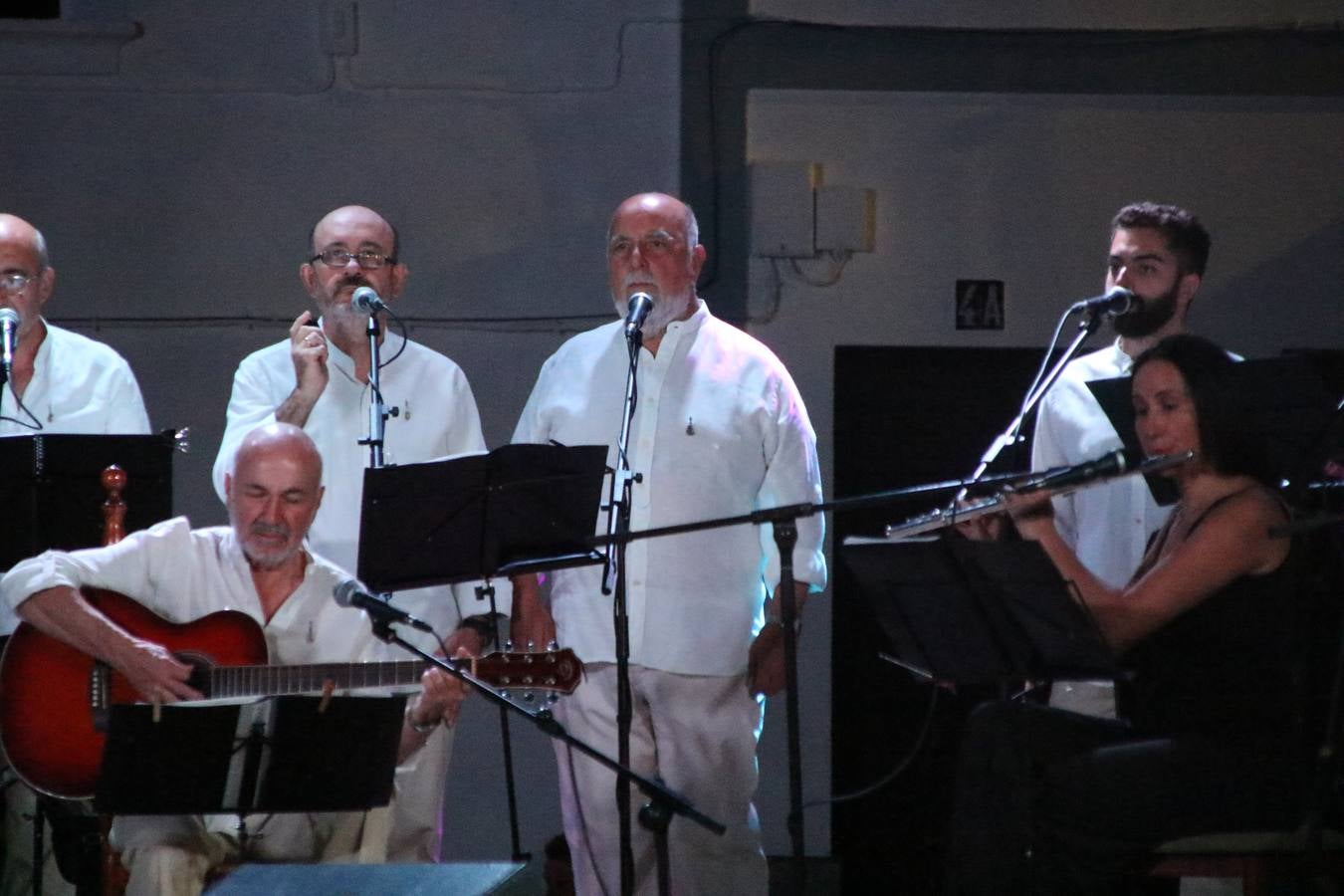 El barrio de Los Mártires ha vuelto a llenarse de fiesta, juegos y sabores típicos este fin de semana con la celebración de su tradicional 'Velá' que este año se ha vivido durante la noche del sábado y la mañana y primeras horas de la tarde del domingo.Los más pequeños del barrio callonco y de otros barrios de Jerez fueron protagonistas anoche con actividades como una exhibición de playbacks. El momento más especial fue la actuación del grupo jerezano 'Camerata Bolero' que, con un pedacito de su corazón musical prendido del Llano de Los Mártires donde ya ha deleitado con su música a sus paisanos en distintas ocasiones, anoche volvía a cantar al amor y a la vida, compartiendo la dicha de sus 25 años de andadura con sus más fieles seguidores. Con dos fantásticas voces femeninas como parte del grupo, María Jesús Méndez y María del Carmen Gordillo, Camerata Bolero esquivó la línea del tiempo con canciones eternas que solo entienden de sentimiento. El público regaló a sus componentes su aplauso y a su afecto.La ermita de los Santos Mártires ha sido testigo hoy domingo, con la luz del día, de la algarabía y la fiesta. El repique de sus campanas anunciaba por la mañana la celebración de la misa en acción de gracias, recordando la larga tradición de esta 'Velá', con más de 200 años de historia, y el singular desfile de gigantes y cabezudos invitaba a los niños y niñas a participar y a disfrutar de los juegos populares: carrera de cintas en bicicletas, carrera de sacos, el maratón callonco, y a divertirse también con distintas atracciones de agua y un cañón de espuma. La venta de los ricos dulces martileros y el servicio de barra atendido por los vecinos del barrio han puesto sabor a la celebración.