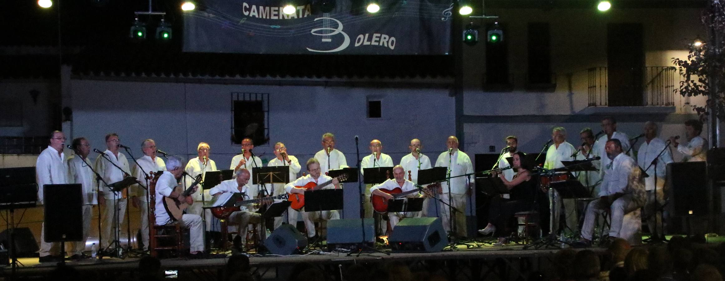 El barrio de Los Mártires ha vuelto a llenarse de fiesta, juegos y sabores típicos este fin de semana con la celebración de su tradicional 'Velá' que este año se ha vivido durante la noche del sábado y la mañana y primeras horas de la tarde del domingo.Los más pequeños del barrio callonco y de otros barrios de Jerez fueron protagonistas anoche con actividades como una exhibición de playbacks. El momento más especial fue la actuación del grupo jerezano 'Camerata Bolero' que, con un pedacito de su corazón musical prendido del Llano de Los Mártires donde ya ha deleitado con su música a sus paisanos en distintas ocasiones, anoche volvía a cantar al amor y a la vida, compartiendo la dicha de sus 25 años de andadura con sus más fieles seguidores. Con dos fantásticas voces femeninas como parte del grupo, María Jesús Méndez y María del Carmen Gordillo, Camerata Bolero esquivó la línea del tiempo con canciones eternas que solo entienden de sentimiento. El público regaló a sus componentes su aplauso y a su afecto.La ermita de los Santos Mártires ha sido testigo hoy domingo, con la luz del día, de la algarabía y la fiesta. El repique de sus campanas anunciaba por la mañana la celebración de la misa en acción de gracias, recordando la larga tradición de esta 'Velá', con más de 200 años de historia, y el singular desfile de gigantes y cabezudos invitaba a los niños y niñas a participar y a disfrutar de los juegos populares: carrera de cintas en bicicletas, carrera de sacos, el maratón callonco, y a divertirse también con distintas atracciones de agua y un cañón de espuma. La venta de los ricos dulces martileros y el servicio de barra atendido por los vecinos del barrio han puesto sabor a la celebración.