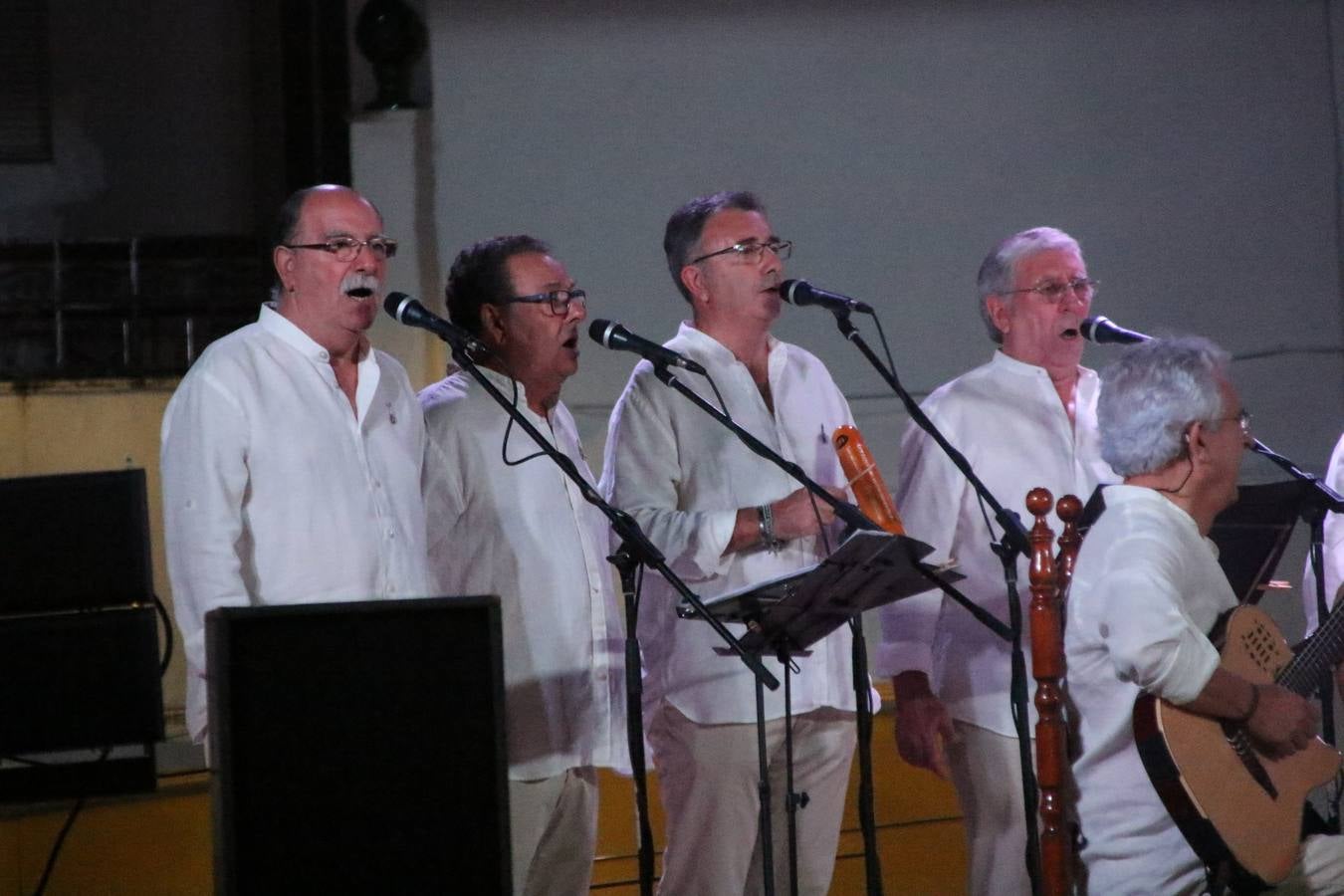 El barrio de Los Mártires ha vuelto a llenarse de fiesta, juegos y sabores típicos este fin de semana con la celebración de su tradicional 'Velá' que este año se ha vivido durante la noche del sábado y la mañana y primeras horas de la tarde del domingo.Los más pequeños del barrio callonco y de otros barrios de Jerez fueron protagonistas anoche con actividades como una exhibición de playbacks. El momento más especial fue la actuación del grupo jerezano 'Camerata Bolero' que, con un pedacito de su corazón musical prendido del Llano de Los Mártires donde ya ha deleitado con su música a sus paisanos en distintas ocasiones, anoche volvía a cantar al amor y a la vida, compartiendo la dicha de sus 25 años de andadura con sus más fieles seguidores. Con dos fantásticas voces femeninas como parte del grupo, María Jesús Méndez y María del Carmen Gordillo, Camerata Bolero esquivó la línea del tiempo con canciones eternas que solo entienden de sentimiento. El público regaló a sus componentes su aplauso y a su afecto.La ermita de los Santos Mártires ha sido testigo hoy domingo, con la luz del día, de la algarabía y la fiesta. El repique de sus campanas anunciaba por la mañana la celebración de la misa en acción de gracias, recordando la larga tradición de esta 'Velá', con más de 200 años de historia, y el singular desfile de gigantes y cabezudos invitaba a los niños y niñas a participar y a disfrutar de los juegos populares: carrera de cintas en bicicletas, carrera de sacos, el maratón callonco, y a divertirse también con distintas atracciones de agua y un cañón de espuma. La venta de los ricos dulces martileros y el servicio de barra atendido por los vecinos del barrio han puesto sabor a la celebración.