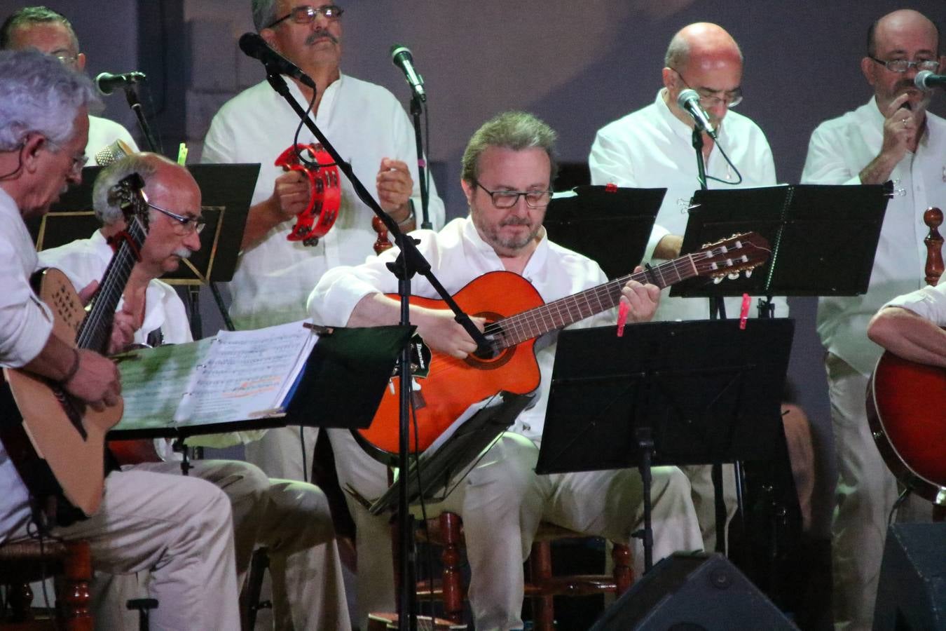 El barrio de Los Mártires ha vuelto a llenarse de fiesta, juegos y sabores típicos este fin de semana con la celebración de su tradicional 'Velá' que este año se ha vivido durante la noche del sábado y la mañana y primeras horas de la tarde del domingo.Los más pequeños del barrio callonco y de otros barrios de Jerez fueron protagonistas anoche con actividades como una exhibición de playbacks. El momento más especial fue la actuación del grupo jerezano 'Camerata Bolero' que, con un pedacito de su corazón musical prendido del Llano de Los Mártires donde ya ha deleitado con su música a sus paisanos en distintas ocasiones, anoche volvía a cantar al amor y a la vida, compartiendo la dicha de sus 25 años de andadura con sus más fieles seguidores. Con dos fantásticas voces femeninas como parte del grupo, María Jesús Méndez y María del Carmen Gordillo, Camerata Bolero esquivó la línea del tiempo con canciones eternas que solo entienden de sentimiento. El público regaló a sus componentes su aplauso y a su afecto.La ermita de los Santos Mártires ha sido testigo hoy domingo, con la luz del día, de la algarabía y la fiesta. El repique de sus campanas anunciaba por la mañana la celebración de la misa en acción de gracias, recordando la larga tradición de esta 'Velá', con más de 200 años de historia, y el singular desfile de gigantes y cabezudos invitaba a los niños y niñas a participar y a disfrutar de los juegos populares: carrera de cintas en bicicletas, carrera de sacos, el maratón callonco, y a divertirse también con distintas atracciones de agua y un cañón de espuma. La venta de los ricos dulces martileros y el servicio de barra atendido por los vecinos del barrio han puesto sabor a la celebración.