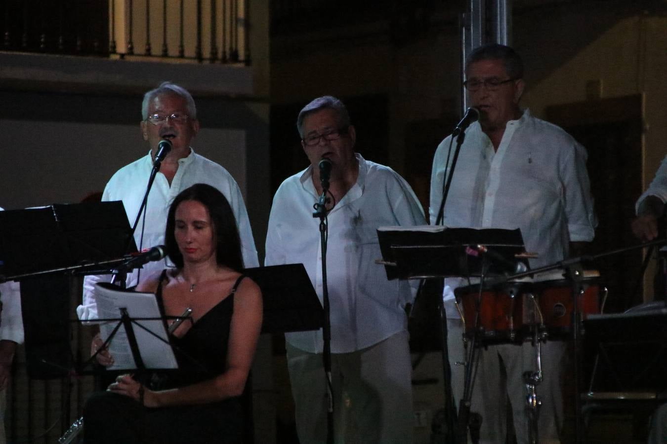 El barrio de Los Mártires ha vuelto a llenarse de fiesta, juegos y sabores típicos este fin de semana con la celebración de su tradicional 'Velá' que este año se ha vivido durante la noche del sábado y la mañana y primeras horas de la tarde del domingo.Los más pequeños del barrio callonco y de otros barrios de Jerez fueron protagonistas anoche con actividades como una exhibición de playbacks. El momento más especial fue la actuación del grupo jerezano 'Camerata Bolero' que, con un pedacito de su corazón musical prendido del Llano de Los Mártires donde ya ha deleitado con su música a sus paisanos en distintas ocasiones, anoche volvía a cantar al amor y a la vida, compartiendo la dicha de sus 25 años de andadura con sus más fieles seguidores. Con dos fantásticas voces femeninas como parte del grupo, María Jesús Méndez y María del Carmen Gordillo, Camerata Bolero esquivó la línea del tiempo con canciones eternas que solo entienden de sentimiento. El público regaló a sus componentes su aplauso y a su afecto.La ermita de los Santos Mártires ha sido testigo hoy domingo, con la luz del día, de la algarabía y la fiesta. El repique de sus campanas anunciaba por la mañana la celebración de la misa en acción de gracias, recordando la larga tradición de esta 'Velá', con más de 200 años de historia, y el singular desfile de gigantes y cabezudos invitaba a los niños y niñas a participar y a disfrutar de los juegos populares: carrera de cintas en bicicletas, carrera de sacos, el maratón callonco, y a divertirse también con distintas atracciones de agua y un cañón de espuma. La venta de los ricos dulces martileros y el servicio de barra atendido por los vecinos del barrio han puesto sabor a la celebración.