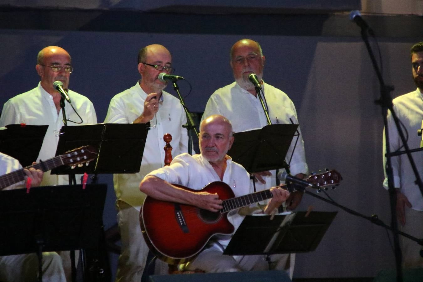 El barrio de Los Mártires ha vuelto a llenarse de fiesta, juegos y sabores típicos este fin de semana con la celebración de su tradicional 'Velá' que este año se ha vivido durante la noche del sábado y la mañana y primeras horas de la tarde del domingo.Los más pequeños del barrio callonco y de otros barrios de Jerez fueron protagonistas anoche con actividades como una exhibición de playbacks. El momento más especial fue la actuación del grupo jerezano 'Camerata Bolero' que, con un pedacito de su corazón musical prendido del Llano de Los Mártires donde ya ha deleitado con su música a sus paisanos en distintas ocasiones, anoche volvía a cantar al amor y a la vida, compartiendo la dicha de sus 25 años de andadura con sus más fieles seguidores. Con dos fantásticas voces femeninas como parte del grupo, María Jesús Méndez y María del Carmen Gordillo, Camerata Bolero esquivó la línea del tiempo con canciones eternas que solo entienden de sentimiento. El público regaló a sus componentes su aplauso y a su afecto.La ermita de los Santos Mártires ha sido testigo hoy domingo, con la luz del día, de la algarabía y la fiesta. El repique de sus campanas anunciaba por la mañana la celebración de la misa en acción de gracias, recordando la larga tradición de esta 'Velá', con más de 200 años de historia, y el singular desfile de gigantes y cabezudos invitaba a los niños y niñas a participar y a disfrutar de los juegos populares: carrera de cintas en bicicletas, carrera de sacos, el maratón callonco, y a divertirse también con distintas atracciones de agua y un cañón de espuma. La venta de los ricos dulces martileros y el servicio de barra atendido por los vecinos del barrio han puesto sabor a la celebración.