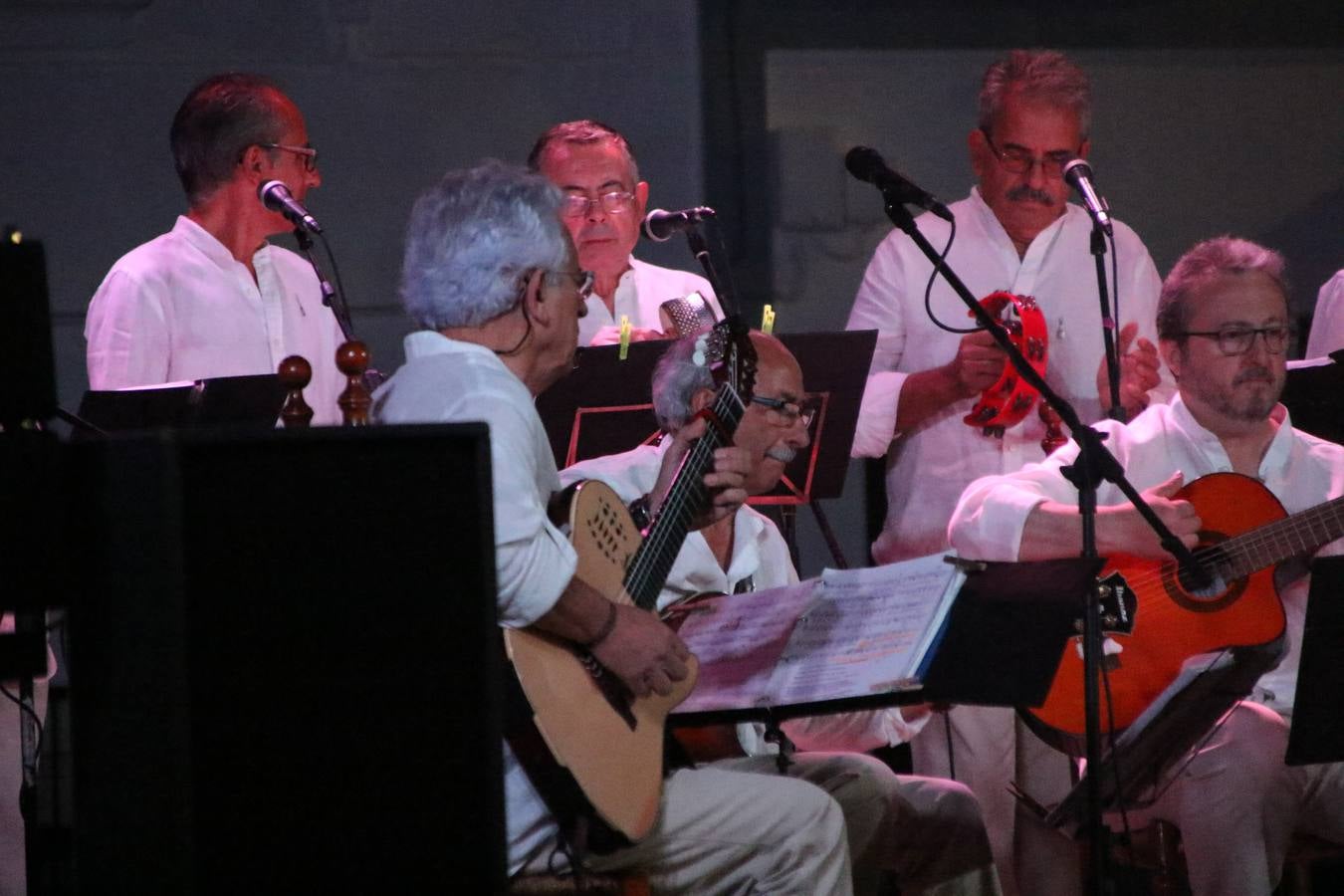 El barrio de Los Mártires ha vuelto a llenarse de fiesta, juegos y sabores típicos este fin de semana con la celebración de su tradicional 'Velá' que este año se ha vivido durante la noche del sábado y la mañana y primeras horas de la tarde del domingo.Los más pequeños del barrio callonco y de otros barrios de Jerez fueron protagonistas anoche con actividades como una exhibición de playbacks. El momento más especial fue la actuación del grupo jerezano 'Camerata Bolero' que, con un pedacito de su corazón musical prendido del Llano de Los Mártires donde ya ha deleitado con su música a sus paisanos en distintas ocasiones, anoche volvía a cantar al amor y a la vida, compartiendo la dicha de sus 25 años de andadura con sus más fieles seguidores. Con dos fantásticas voces femeninas como parte del grupo, María Jesús Méndez y María del Carmen Gordillo, Camerata Bolero esquivó la línea del tiempo con canciones eternas que solo entienden de sentimiento. El público regaló a sus componentes su aplauso y a su afecto.La ermita de los Santos Mártires ha sido testigo hoy domingo, con la luz del día, de la algarabía y la fiesta. El repique de sus campanas anunciaba por la mañana la celebración de la misa en acción de gracias, recordando la larga tradición de esta 'Velá', con más de 200 años de historia, y el singular desfile de gigantes y cabezudos invitaba a los niños y niñas a participar y a disfrutar de los juegos populares: carrera de cintas en bicicletas, carrera de sacos, el maratón callonco, y a divertirse también con distintas atracciones de agua y un cañón de espuma. La venta de los ricos dulces martileros y el servicio de barra atendido por los vecinos del barrio han puesto sabor a la celebración.