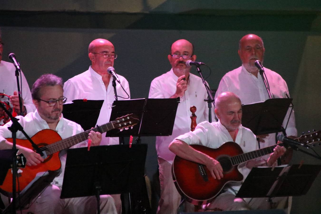 El barrio de Los Mártires ha vuelto a llenarse de fiesta, juegos y sabores típicos este fin de semana con la celebración de su tradicional 'Velá' que este año se ha vivido durante la noche del sábado y la mañana y primeras horas de la tarde del domingo.Los más pequeños del barrio callonco y de otros barrios de Jerez fueron protagonistas anoche con actividades como una exhibición de playbacks. El momento más especial fue la actuación del grupo jerezano 'Camerata Bolero' que, con un pedacito de su corazón musical prendido del Llano de Los Mártires donde ya ha deleitado con su música a sus paisanos en distintas ocasiones, anoche volvía a cantar al amor y a la vida, compartiendo la dicha de sus 25 años de andadura con sus más fieles seguidores. Con dos fantásticas voces femeninas como parte del grupo, María Jesús Méndez y María del Carmen Gordillo, Camerata Bolero esquivó la línea del tiempo con canciones eternas que solo entienden de sentimiento. El público regaló a sus componentes su aplauso y a su afecto.La ermita de los Santos Mártires ha sido testigo hoy domingo, con la luz del día, de la algarabía y la fiesta. El repique de sus campanas anunciaba por la mañana la celebración de la misa en acción de gracias, recordando la larga tradición de esta 'Velá', con más de 200 años de historia, y el singular desfile de gigantes y cabezudos invitaba a los niños y niñas a participar y a disfrutar de los juegos populares: carrera de cintas en bicicletas, carrera de sacos, el maratón callonco, y a divertirse también con distintas atracciones de agua y un cañón de espuma. La venta de los ricos dulces martileros y el servicio de barra atendido por los vecinos del barrio han puesto sabor a la celebración.