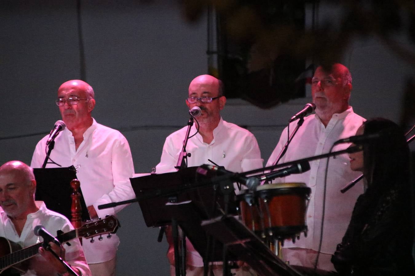 El barrio de Los Mártires ha vuelto a llenarse de fiesta, juegos y sabores típicos este fin de semana con la celebración de su tradicional 'Velá' que este año se ha vivido durante la noche del sábado y la mañana y primeras horas de la tarde del domingo.Los más pequeños del barrio callonco y de otros barrios de Jerez fueron protagonistas anoche con actividades como una exhibición de playbacks. El momento más especial fue la actuación del grupo jerezano 'Camerata Bolero' que, con un pedacito de su corazón musical prendido del Llano de Los Mártires donde ya ha deleitado con su música a sus paisanos en distintas ocasiones, anoche volvía a cantar al amor y a la vida, compartiendo la dicha de sus 25 años de andadura con sus más fieles seguidores. Con dos fantásticas voces femeninas como parte del grupo, María Jesús Méndez y María del Carmen Gordillo, Camerata Bolero esquivó la línea del tiempo con canciones eternas que solo entienden de sentimiento. El público regaló a sus componentes su aplauso y a su afecto.La ermita de los Santos Mártires ha sido testigo hoy domingo, con la luz del día, de la algarabía y la fiesta. El repique de sus campanas anunciaba por la mañana la celebración de la misa en acción de gracias, recordando la larga tradición de esta 'Velá', con más de 200 años de historia, y el singular desfile de gigantes y cabezudos invitaba a los niños y niñas a participar y a disfrutar de los juegos populares: carrera de cintas en bicicletas, carrera de sacos, el maratón callonco, y a divertirse también con distintas atracciones de agua y un cañón de espuma. La venta de los ricos dulces martileros y el servicio de barra atendido por los vecinos del barrio han puesto sabor a la celebración.