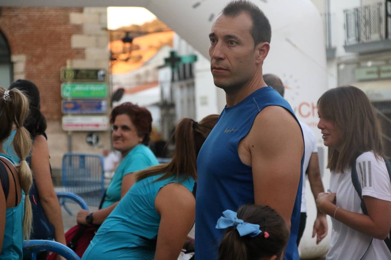 La Plaza de España de Jerez de los Caballeros acogió, ayer, la V Carrera Popular Nocturna 'Recorriendo el Medievo', organizada por el Ayuntamiento del municipio con la colaboración del Plan de Dinamización Deportiva de la Mancomunidad Sierra Suroeste. Las principales calles del municipio volvieron a convertirse en el mejor escenario para el desarrollo de esta prueba deportiva que, año tras año, se consolida como una de las citas más destacadas del calendario estival jerezano y en la que la solidaridad, también, está muy presente. Así, se lograron recaudar 153 kilos y 22 euros que irán destinados al almacén de alimentos que gestiona la Asamblea local de Cruz Roja en el municipio.En esta edición, han participado unos 200 corredores de la localidad y alrededores, siendo Manuel Gómez Lucas y Tina María Ramos, vencedores de la clasificación general.