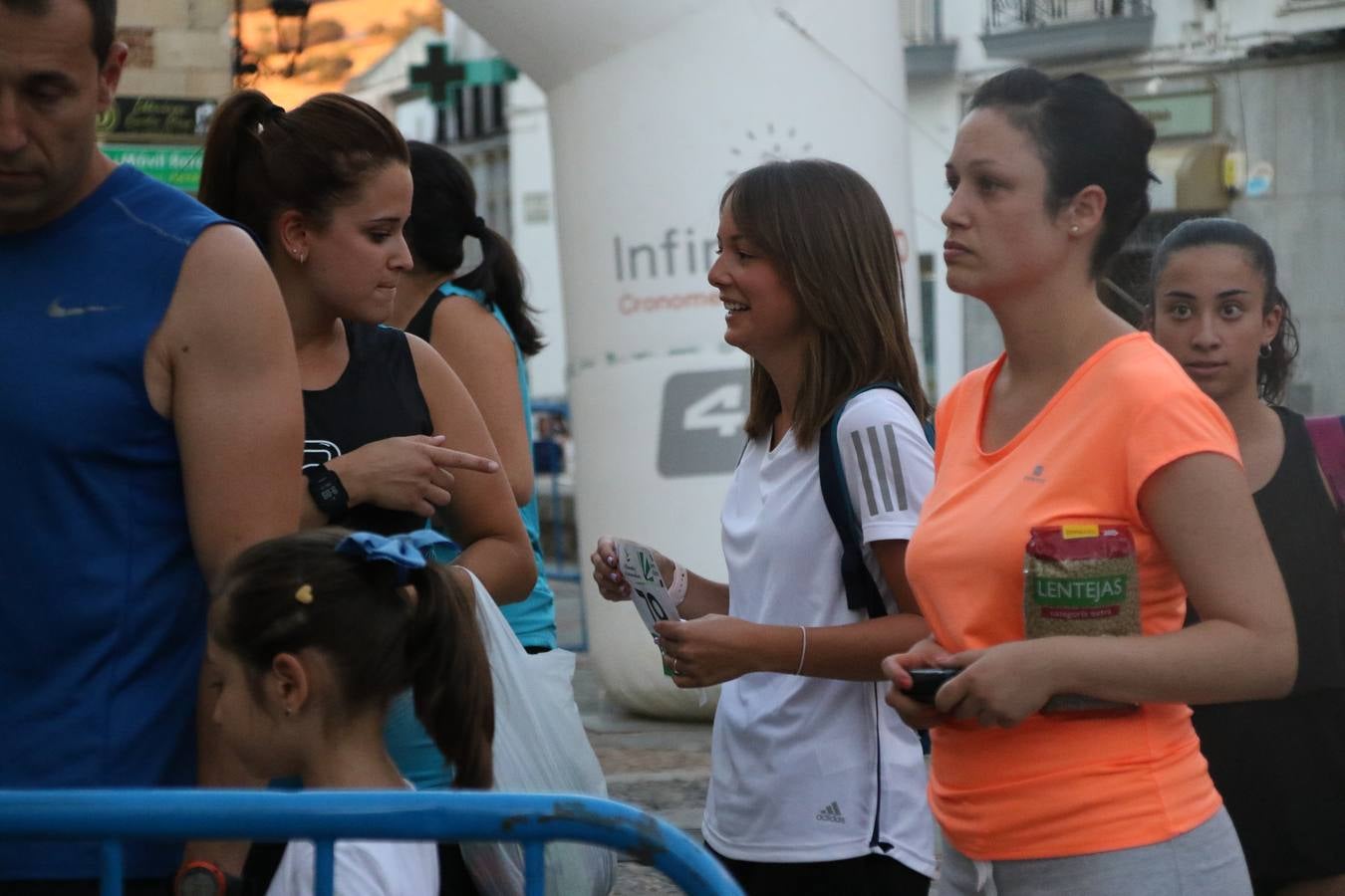 La Plaza de España de Jerez de los Caballeros acogió, ayer, la V Carrera Popular Nocturna 'Recorriendo el Medievo', organizada por el Ayuntamiento del municipio con la colaboración del Plan de Dinamización Deportiva de la Mancomunidad Sierra Suroeste. Las principales calles del municipio volvieron a convertirse en el mejor escenario para el desarrollo de esta prueba deportiva que, año tras año, se consolida como una de las citas más destacadas del calendario estival jerezano y en la que la solidaridad, también, está muy presente. Así, se lograron recaudar 153 kilos y 22 euros que irán destinados al almacén de alimentos que gestiona la Asamblea local de Cruz Roja en el municipio.En esta edición, han participado unos 200 corredores de la localidad y alrededores, siendo Manuel Gómez Lucas y Tina María Ramos, vencedores de la clasificación general.