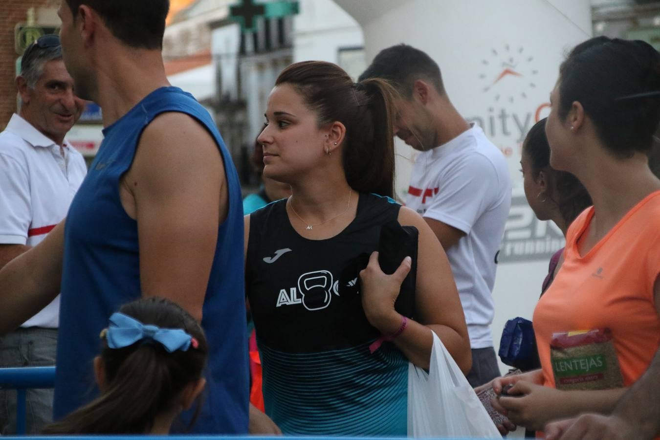 La Plaza de España de Jerez de los Caballeros acogió, ayer, la V Carrera Popular Nocturna 'Recorriendo el Medievo', organizada por el Ayuntamiento del municipio con la colaboración del Plan de Dinamización Deportiva de la Mancomunidad Sierra Suroeste. Las principales calles del municipio volvieron a convertirse en el mejor escenario para el desarrollo de esta prueba deportiva que, año tras año, se consolida como una de las citas más destacadas del calendario estival jerezano y en la que la solidaridad, también, está muy presente. Así, se lograron recaudar 153 kilos y 22 euros que irán destinados al almacén de alimentos que gestiona la Asamblea local de Cruz Roja en el municipio.En esta edición, han participado unos 200 corredores de la localidad y alrededores, siendo Manuel Gómez Lucas y Tina María Ramos, vencedores de la clasificación general.