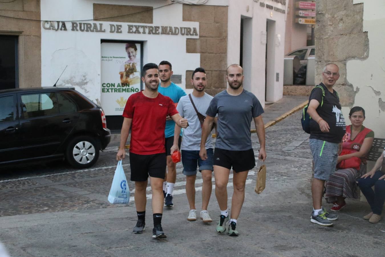 La Plaza de España de Jerez de los Caballeros acogió, ayer, la V Carrera Popular Nocturna 'Recorriendo el Medievo', organizada por el Ayuntamiento del municipio con la colaboración del Plan de Dinamización Deportiva de la Mancomunidad Sierra Suroeste. Las principales calles del municipio volvieron a convertirse en el mejor escenario para el desarrollo de esta prueba deportiva que, año tras año, se consolida como una de las citas más destacadas del calendario estival jerezano y en la que la solidaridad, también, está muy presente. Así, se lograron recaudar 153 kilos y 22 euros que irán destinados al almacén de alimentos que gestiona la Asamblea local de Cruz Roja en el municipio.En esta edición, han participado unos 200 corredores de la localidad y alrededores, siendo Manuel Gómez Lucas y Tina María Ramos, vencedores de la clasificación general.