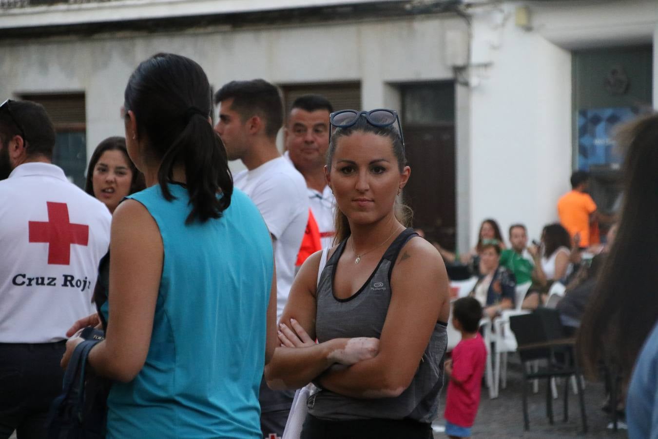 La Plaza de España de Jerez de los Caballeros acogió, ayer, la V Carrera Popular Nocturna 'Recorriendo el Medievo', organizada por el Ayuntamiento del municipio con la colaboración del Plan de Dinamización Deportiva de la Mancomunidad Sierra Suroeste. Las principales calles del municipio volvieron a convertirse en el mejor escenario para el desarrollo de esta prueba deportiva que, año tras año, se consolida como una de las citas más destacadas del calendario estival jerezano y en la que la solidaridad, también, está muy presente. Así, se lograron recaudar 153 kilos y 22 euros que irán destinados al almacén de alimentos que gestiona la Asamblea local de Cruz Roja en el municipio.En esta edición, han participado unos 200 corredores de la localidad y alrededores, siendo Manuel Gómez Lucas y Tina María Ramos, vencedores de la clasificación general.