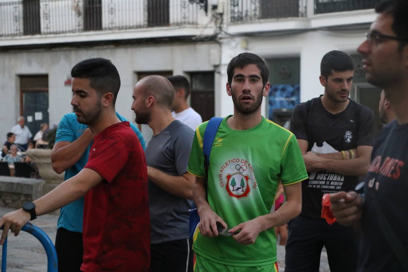 La Plaza de España de Jerez de los Caballeros acogió, ayer, la V Carrera Popular Nocturna 'Recorriendo el Medievo', organizada por el Ayuntamiento del municipio con la colaboración del Plan de Dinamización Deportiva de la Mancomunidad Sierra Suroeste. Las principales calles del municipio volvieron a convertirse en el mejor escenario para el desarrollo de esta prueba deportiva que, año tras año, se consolida como una de las citas más destacadas del calendario estival jerezano y en la que la solidaridad, también, está muy presente. Así, se lograron recaudar 153 kilos y 22 euros que irán destinados al almacén de alimentos que gestiona la Asamblea local de Cruz Roja en el municipio.En esta edición, han participado unos 200 corredores de la localidad y alrededores, siendo Manuel Gómez Lucas y Tina María Ramos, vencedores de la clasificación general.