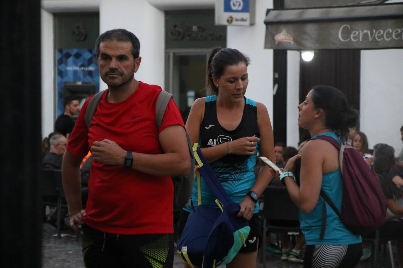 La Plaza de España de Jerez de los Caballeros acogió, ayer, la V Carrera Popular Nocturna 'Recorriendo el Medievo', organizada por el Ayuntamiento del municipio con la colaboración del Plan de Dinamización Deportiva de la Mancomunidad Sierra Suroeste. Las principales calles del municipio volvieron a convertirse en el mejor escenario para el desarrollo de esta prueba deportiva que, año tras año, se consolida como una de las citas más destacadas del calendario estival jerezano y en la que la solidaridad, también, está muy presente. Así, se lograron recaudar 153 kilos y 22 euros que irán destinados al almacén de alimentos que gestiona la Asamblea local de Cruz Roja en el municipio.En esta edición, han participado unos 200 corredores de la localidad y alrededores, siendo Manuel Gómez Lucas y Tina María Ramos, vencedores de la clasificación general.