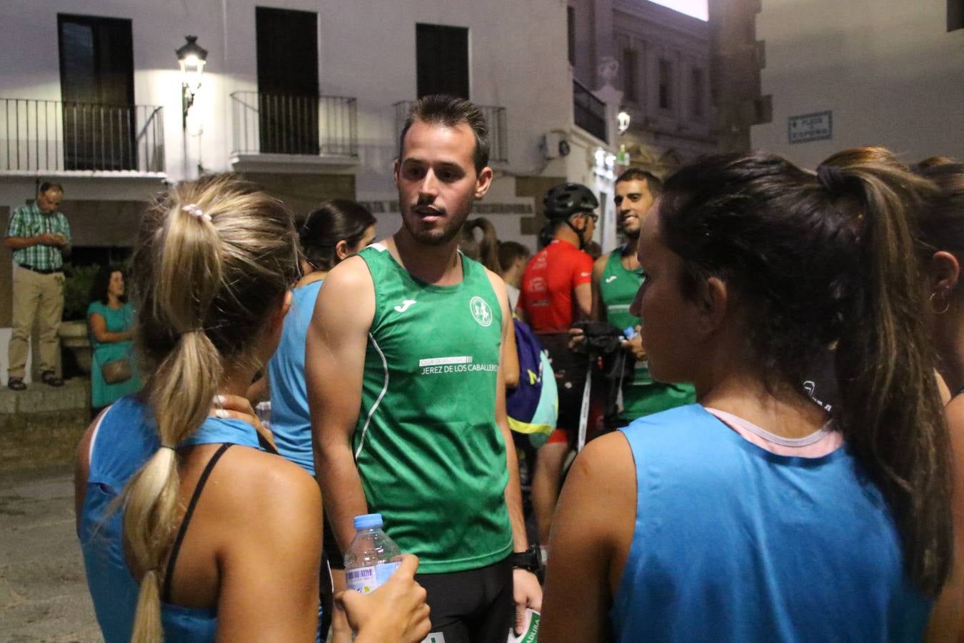 La Plaza de España de Jerez de los Caballeros acogió, ayer, la V Carrera Popular Nocturna 'Recorriendo el Medievo', organizada por el Ayuntamiento del municipio con la colaboración del Plan de Dinamización Deportiva de la Mancomunidad Sierra Suroeste. Las principales calles del municipio volvieron a convertirse en el mejor escenario para el desarrollo de esta prueba deportiva que, año tras año, se consolida como una de las citas más destacadas del calendario estival jerezano y en la que la solidaridad, también, está muy presente. Así, se lograron recaudar 153 kilos y 22 euros que irán destinados al almacén de alimentos que gestiona la Asamblea local de Cruz Roja en el municipio.En esta edición, han participado unos 200 corredores de la localidad y alrededores, siendo Manuel Gómez Lucas y Tina María Ramos, vencedores de la clasificación general.