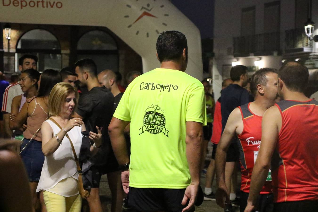 La Plaza de España de Jerez de los Caballeros acogió, ayer, la V Carrera Popular Nocturna 'Recorriendo el Medievo', organizada por el Ayuntamiento del municipio con la colaboración del Plan de Dinamización Deportiva de la Mancomunidad Sierra Suroeste. Las principales calles del municipio volvieron a convertirse en el mejor escenario para el desarrollo de esta prueba deportiva que, año tras año, se consolida como una de las citas más destacadas del calendario estival jerezano y en la que la solidaridad, también, está muy presente. Así, se lograron recaudar 153 kilos y 22 euros que irán destinados al almacén de alimentos que gestiona la Asamblea local de Cruz Roja en el municipio.En esta edición, han participado unos 200 corredores de la localidad y alrededores, siendo Manuel Gómez Lucas y Tina María Ramos, vencedores de la clasificación general.