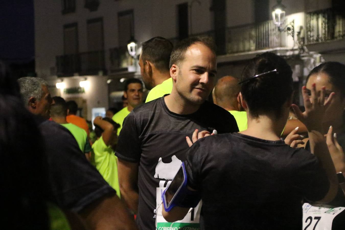 La Plaza de España de Jerez de los Caballeros acogió, ayer, la V Carrera Popular Nocturna 'Recorriendo el Medievo', organizada por el Ayuntamiento del municipio con la colaboración del Plan de Dinamización Deportiva de la Mancomunidad Sierra Suroeste. Las principales calles del municipio volvieron a convertirse en el mejor escenario para el desarrollo de esta prueba deportiva que, año tras año, se consolida como una de las citas más destacadas del calendario estival jerezano y en la que la solidaridad, también, está muy presente. Así, se lograron recaudar 153 kilos y 22 euros que irán destinados al almacén de alimentos que gestiona la Asamblea local de Cruz Roja en el municipio.En esta edición, han participado unos 200 corredores de la localidad y alrededores, siendo Manuel Gómez Lucas y Tina María Ramos, vencedores de la clasificación general.