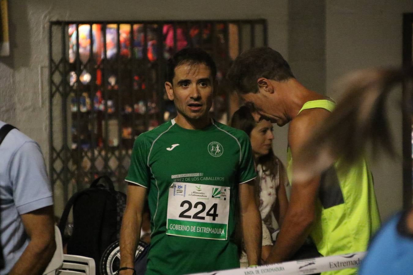 La Plaza de España de Jerez de los Caballeros acogió, ayer, la V Carrera Popular Nocturna 'Recorriendo el Medievo', organizada por el Ayuntamiento del municipio con la colaboración del Plan de Dinamización Deportiva de la Mancomunidad Sierra Suroeste. Las principales calles del municipio volvieron a convertirse en el mejor escenario para el desarrollo de esta prueba deportiva que, año tras año, se consolida como una de las citas más destacadas del calendario estival jerezano y en la que la solidaridad, también, está muy presente. Así, se lograron recaudar 153 kilos y 22 euros que irán destinados al almacén de alimentos que gestiona la Asamblea local de Cruz Roja en el municipio.En esta edición, han participado unos 200 corredores de la localidad y alrededores, siendo Manuel Gómez Lucas y Tina María Ramos, vencedores de la clasificación general.