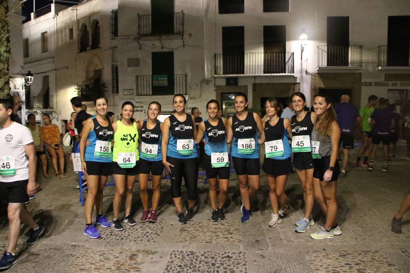 La Plaza de España de Jerez de los Caballeros acogió, ayer, la V Carrera Popular Nocturna 'Recorriendo el Medievo', organizada por el Ayuntamiento del municipio con la colaboración del Plan de Dinamización Deportiva de la Mancomunidad Sierra Suroeste. Las principales calles del municipio volvieron a convertirse en el mejor escenario para el desarrollo de esta prueba deportiva que, año tras año, se consolida como una de las citas más destacadas del calendario estival jerezano y en la que la solidaridad, también, está muy presente. Así, se lograron recaudar 153 kilos y 22 euros que irán destinados al almacén de alimentos que gestiona la Asamblea local de Cruz Roja en el municipio.En esta edición, han participado unos 200 corredores de la localidad y alrededores, siendo Manuel Gómez Lucas y Tina María Ramos, vencedores de la clasificación general.