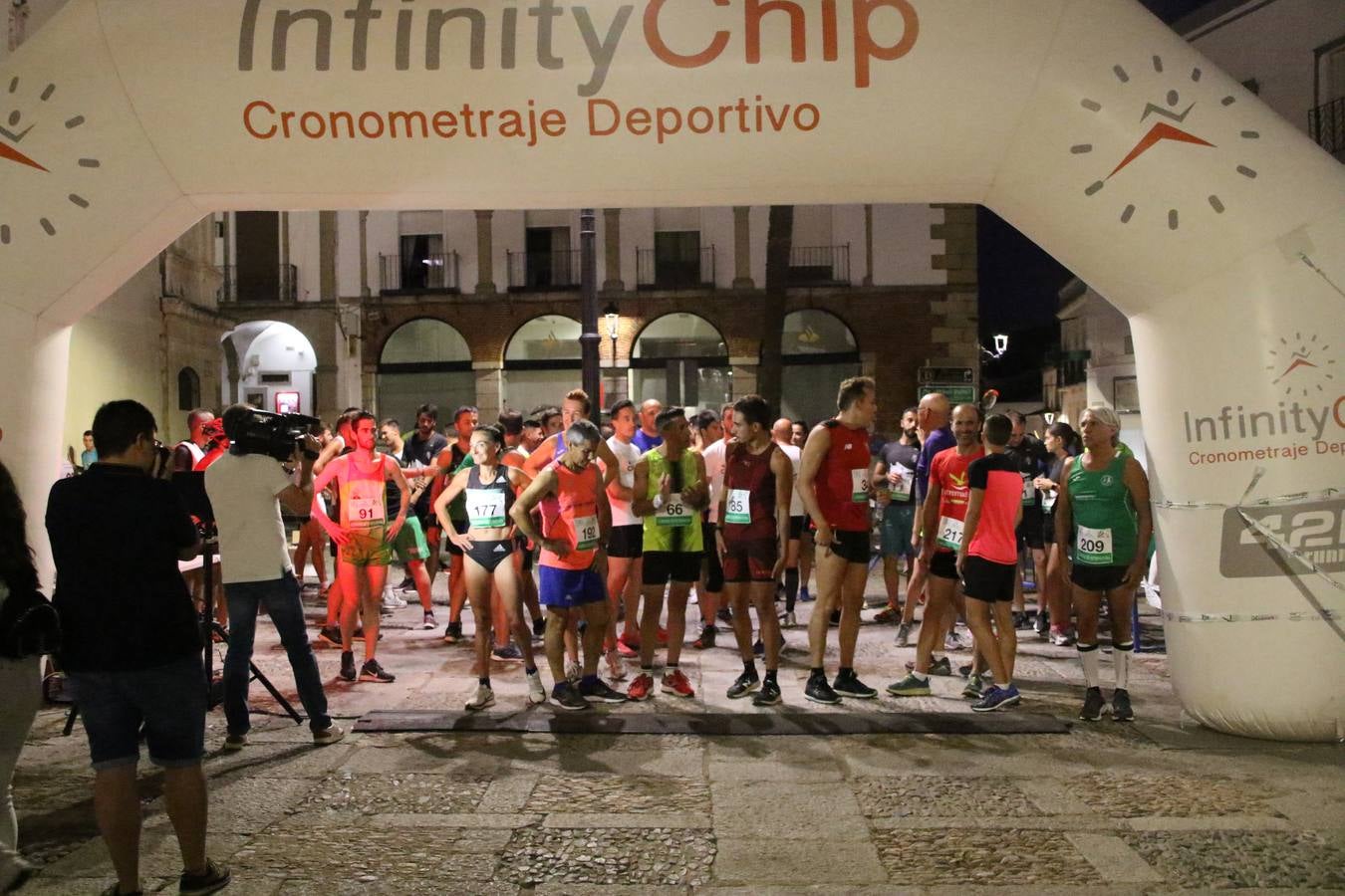 La Plaza de España de Jerez de los Caballeros acogió, ayer, la V Carrera Popular Nocturna 'Recorriendo el Medievo', organizada por el Ayuntamiento del municipio con la colaboración del Plan de Dinamización Deportiva de la Mancomunidad Sierra Suroeste. Las principales calles del municipio volvieron a convertirse en el mejor escenario para el desarrollo de esta prueba deportiva que, año tras año, se consolida como una de las citas más destacadas del calendario estival jerezano y en la que la solidaridad, también, está muy presente. Así, se lograron recaudar 153 kilos y 22 euros que irán destinados al almacén de alimentos que gestiona la Asamblea local de Cruz Roja en el municipio.En esta edición, han participado unos 200 corredores de la localidad y alrededores, siendo Manuel Gómez Lucas y Tina María Ramos, vencedores de la clasificación general.