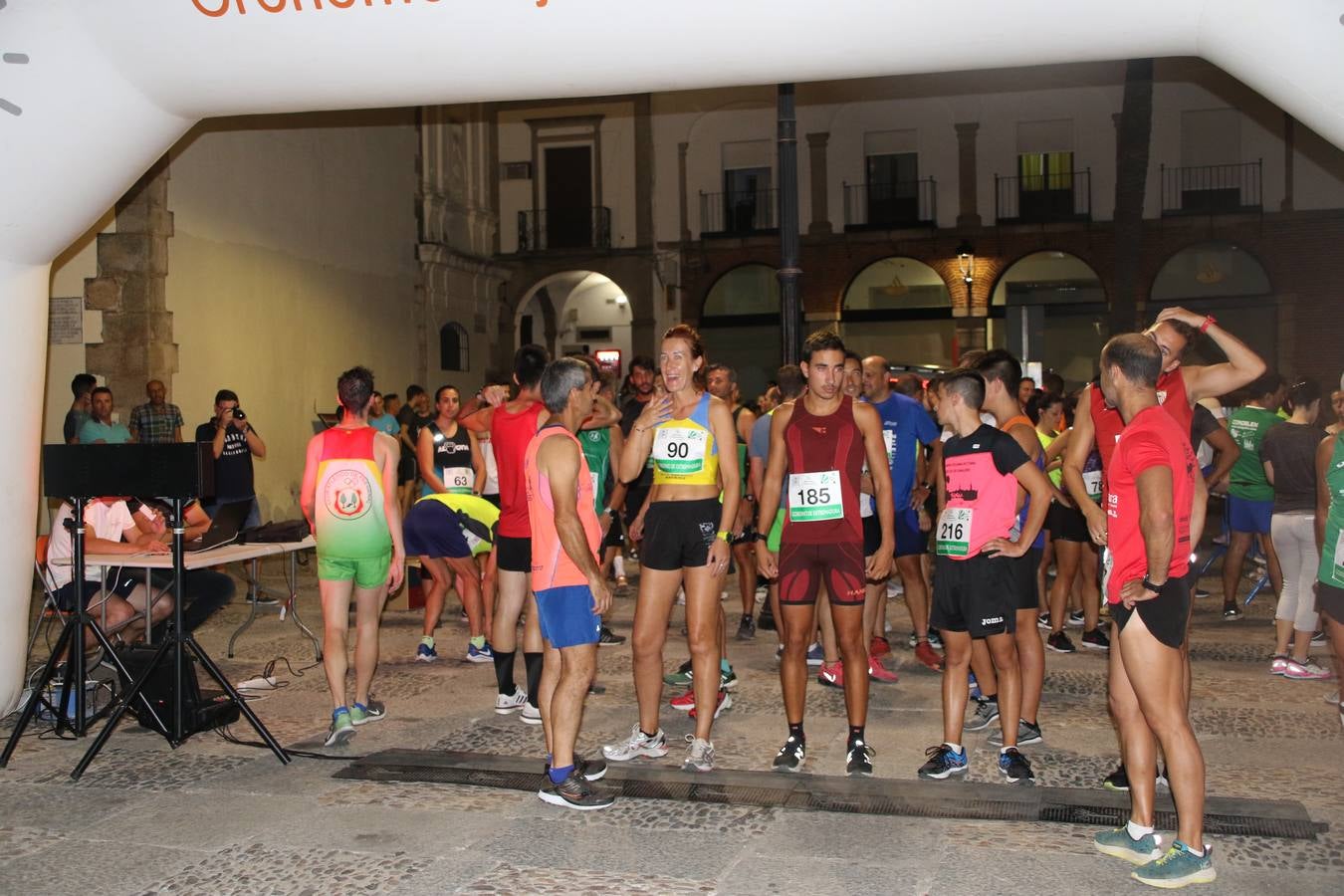 La Plaza de España de Jerez de los Caballeros acogió, ayer, la V Carrera Popular Nocturna 'Recorriendo el Medievo', organizada por el Ayuntamiento del municipio con la colaboración del Plan de Dinamización Deportiva de la Mancomunidad Sierra Suroeste. Las principales calles del municipio volvieron a convertirse en el mejor escenario para el desarrollo de esta prueba deportiva que, año tras año, se consolida como una de las citas más destacadas del calendario estival jerezano y en la que la solidaridad, también, está muy presente. Así, se lograron recaudar 153 kilos y 22 euros que irán destinados al almacén de alimentos que gestiona la Asamblea local de Cruz Roja en el municipio.En esta edición, han participado unos 200 corredores de la localidad y alrededores, siendo Manuel Gómez Lucas y Tina María Ramos, vencedores de la clasificación general.