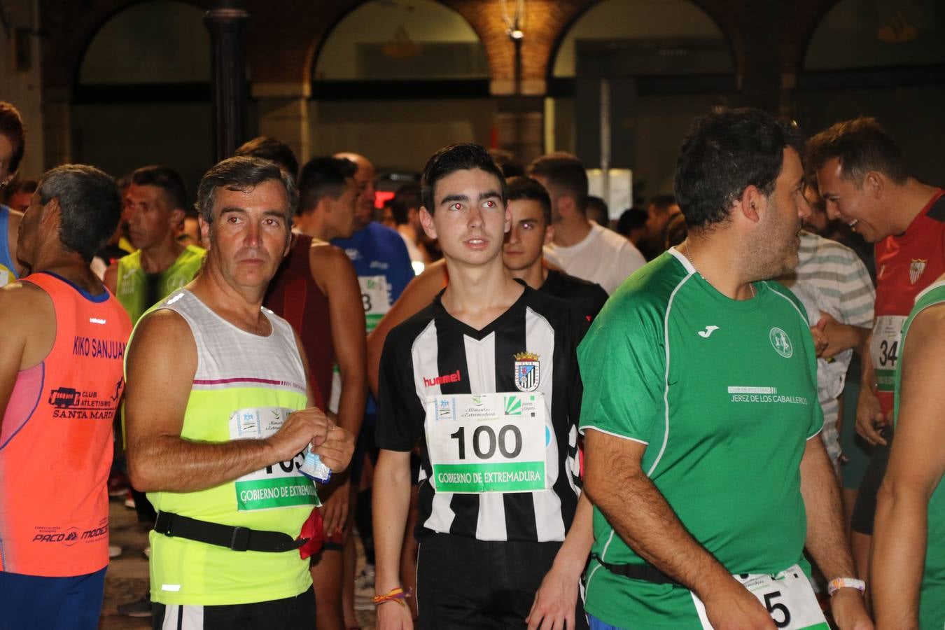 La Plaza de España de Jerez de los Caballeros acogió, ayer, la V Carrera Popular Nocturna 'Recorriendo el Medievo', organizada por el Ayuntamiento del municipio con la colaboración del Plan de Dinamización Deportiva de la Mancomunidad Sierra Suroeste. Las principales calles del municipio volvieron a convertirse en el mejor escenario para el desarrollo de esta prueba deportiva que, año tras año, se consolida como una de las citas más destacadas del calendario estival jerezano y en la que la solidaridad, también, está muy presente. Así, se lograron recaudar 153 kilos y 22 euros que irán destinados al almacén de alimentos que gestiona la Asamblea local de Cruz Roja en el municipio.En esta edición, han participado unos 200 corredores de la localidad y alrededores, siendo Manuel Gómez Lucas y Tina María Ramos, vencedores de la clasificación general.