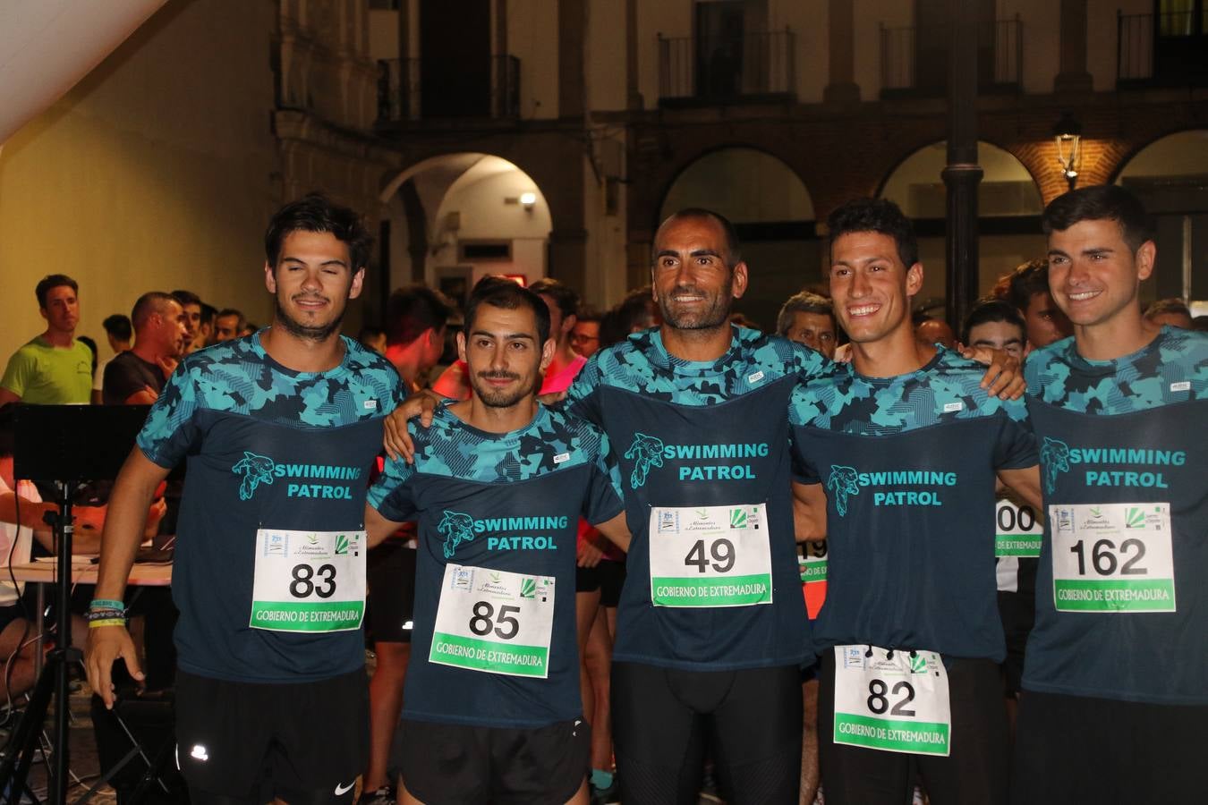 La Plaza de España de Jerez de los Caballeros acogió, ayer, la V Carrera Popular Nocturna 'Recorriendo el Medievo', organizada por el Ayuntamiento del municipio con la colaboración del Plan de Dinamización Deportiva de la Mancomunidad Sierra Suroeste. Las principales calles del municipio volvieron a convertirse en el mejor escenario para el desarrollo de esta prueba deportiva que, año tras año, se consolida como una de las citas más destacadas del calendario estival jerezano y en la que la solidaridad, también, está muy presente. Así, se lograron recaudar 153 kilos y 22 euros que irán destinados al almacén de alimentos que gestiona la Asamblea local de Cruz Roja en el municipio.En esta edición, han participado unos 200 corredores de la localidad y alrededores, siendo Manuel Gómez Lucas y Tina María Ramos, vencedores de la clasificación general.
