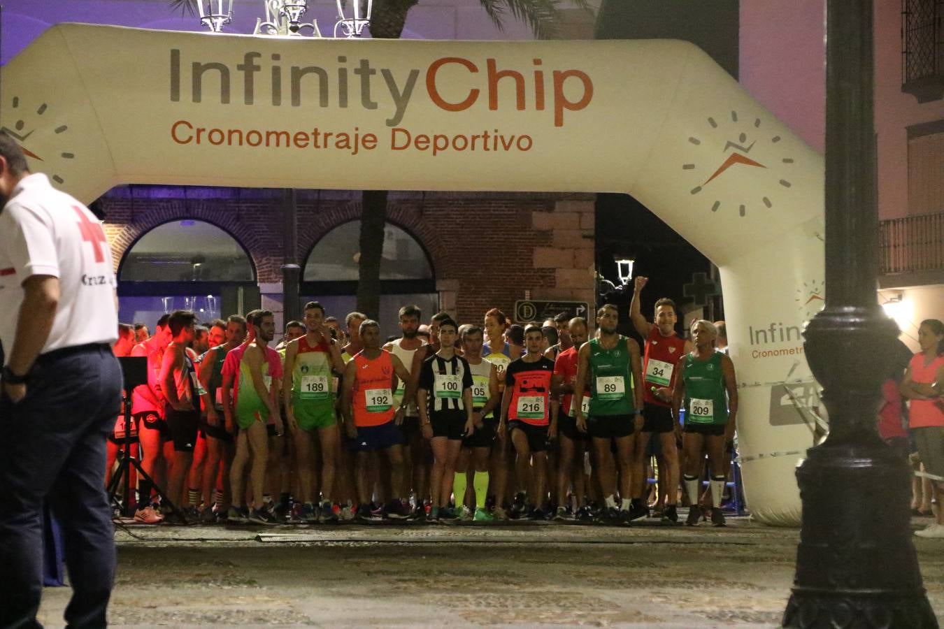 La Plaza de España de Jerez de los Caballeros acogió, ayer, la V Carrera Popular Nocturna 'Recorriendo el Medievo', organizada por el Ayuntamiento del municipio con la colaboración del Plan de Dinamización Deportiva de la Mancomunidad Sierra Suroeste. Las principales calles del municipio volvieron a convertirse en el mejor escenario para el desarrollo de esta prueba deportiva que, año tras año, se consolida como una de las citas más destacadas del calendario estival jerezano y en la que la solidaridad, también, está muy presente. Así, se lograron recaudar 153 kilos y 22 euros que irán destinados al almacén de alimentos que gestiona la Asamblea local de Cruz Roja en el municipio.En esta edición, han participado unos 200 corredores de la localidad y alrededores, siendo Manuel Gómez Lucas y Tina María Ramos, vencedores de la clasificación general.