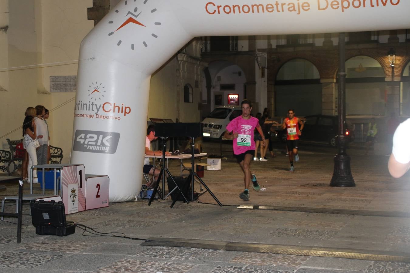 La Plaza de España de Jerez de los Caballeros acogió, ayer, la V Carrera Popular Nocturna 'Recorriendo el Medievo', organizada por el Ayuntamiento del municipio con la colaboración del Plan de Dinamización Deportiva de la Mancomunidad Sierra Suroeste. Las principales calles del municipio volvieron a convertirse en el mejor escenario para el desarrollo de esta prueba deportiva que, año tras año, se consolida como una de las citas más destacadas del calendario estival jerezano y en la que la solidaridad, también, está muy presente. Así, se lograron recaudar 153 kilos y 22 euros que irán destinados al almacén de alimentos que gestiona la Asamblea local de Cruz Roja en el municipio.En esta edición, han participado unos 200 corredores de la localidad y alrededores, siendo Manuel Gómez Lucas y Tina María Ramos, vencedores de la clasificación general.