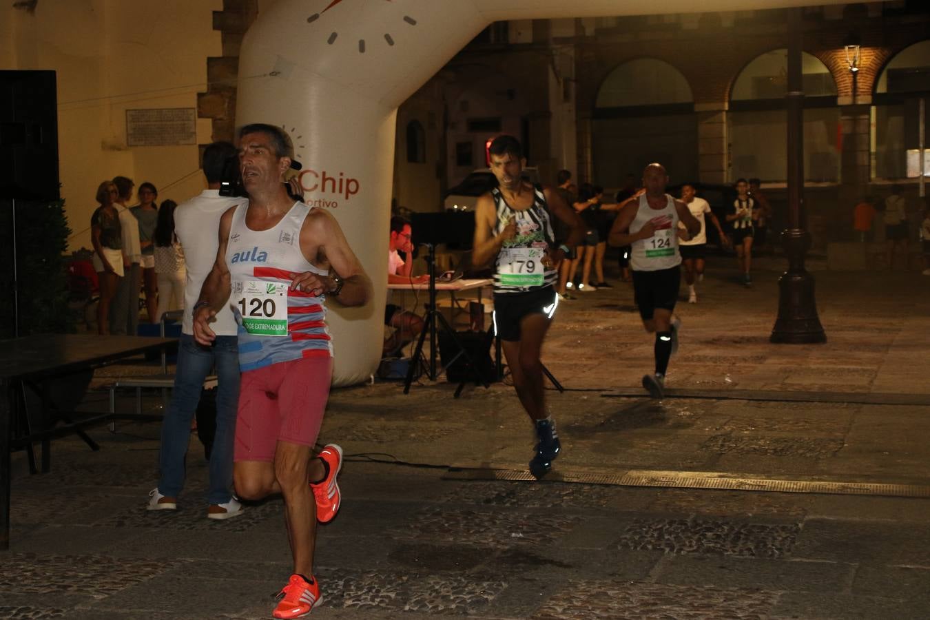 La Plaza de España de Jerez de los Caballeros acogió, ayer, la V Carrera Popular Nocturna 'Recorriendo el Medievo', organizada por el Ayuntamiento del municipio con la colaboración del Plan de Dinamización Deportiva de la Mancomunidad Sierra Suroeste. Las principales calles del municipio volvieron a convertirse en el mejor escenario para el desarrollo de esta prueba deportiva que, año tras año, se consolida como una de las citas más destacadas del calendario estival jerezano y en la que la solidaridad, también, está muy presente. Así, se lograron recaudar 153 kilos y 22 euros que irán destinados al almacén de alimentos que gestiona la Asamblea local de Cruz Roja en el municipio.En esta edición, han participado unos 200 corredores de la localidad y alrededores, siendo Manuel Gómez Lucas y Tina María Ramos, vencedores de la clasificación general.