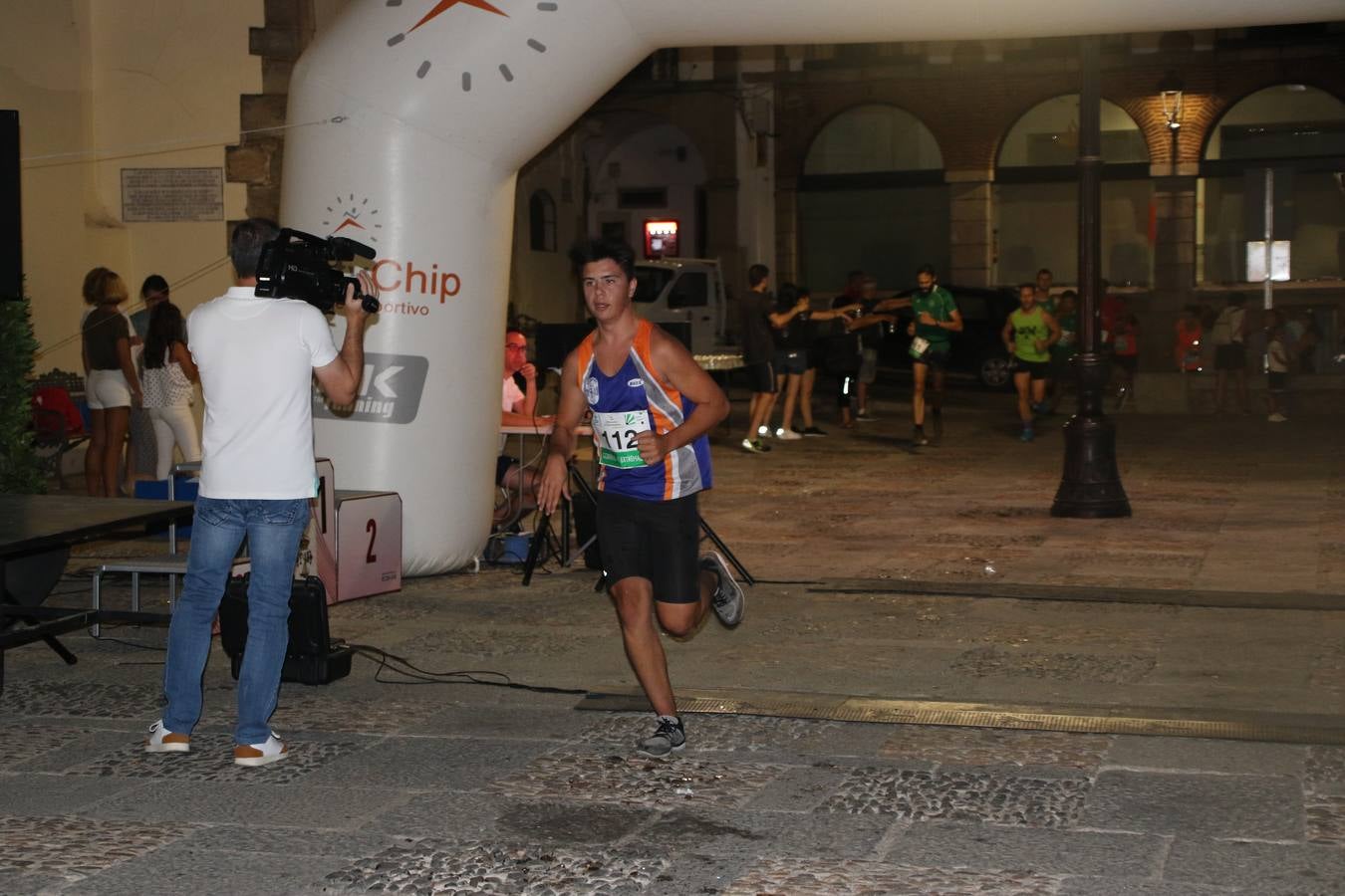 La Plaza de España de Jerez de los Caballeros acogió, ayer, la V Carrera Popular Nocturna 'Recorriendo el Medievo', organizada por el Ayuntamiento del municipio con la colaboración del Plan de Dinamización Deportiva de la Mancomunidad Sierra Suroeste. Las principales calles del municipio volvieron a convertirse en el mejor escenario para el desarrollo de esta prueba deportiva que, año tras año, se consolida como una de las citas más destacadas del calendario estival jerezano y en la que la solidaridad, también, está muy presente. Así, se lograron recaudar 153 kilos y 22 euros que irán destinados al almacén de alimentos que gestiona la Asamblea local de Cruz Roja en el municipio.En esta edición, han participado unos 200 corredores de la localidad y alrededores, siendo Manuel Gómez Lucas y Tina María Ramos, vencedores de la clasificación general.
