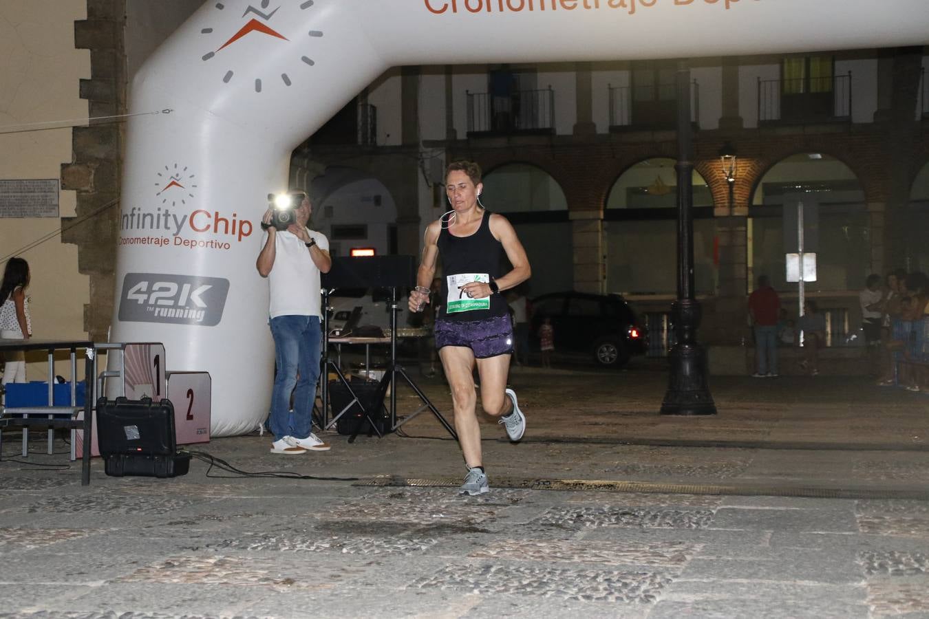 La Plaza de España de Jerez de los Caballeros acogió, ayer, la V Carrera Popular Nocturna 'Recorriendo el Medievo', organizada por el Ayuntamiento del municipio con la colaboración del Plan de Dinamización Deportiva de la Mancomunidad Sierra Suroeste. Las principales calles del municipio volvieron a convertirse en el mejor escenario para el desarrollo de esta prueba deportiva que, año tras año, se consolida como una de las citas más destacadas del calendario estival jerezano y en la que la solidaridad, también, está muy presente. Así, se lograron recaudar 153 kilos y 22 euros que irán destinados al almacén de alimentos que gestiona la Asamblea local de Cruz Roja en el municipio.En esta edición, han participado unos 200 corredores de la localidad y alrededores, siendo Manuel Gómez Lucas y Tina María Ramos, vencedores de la clasificación general.