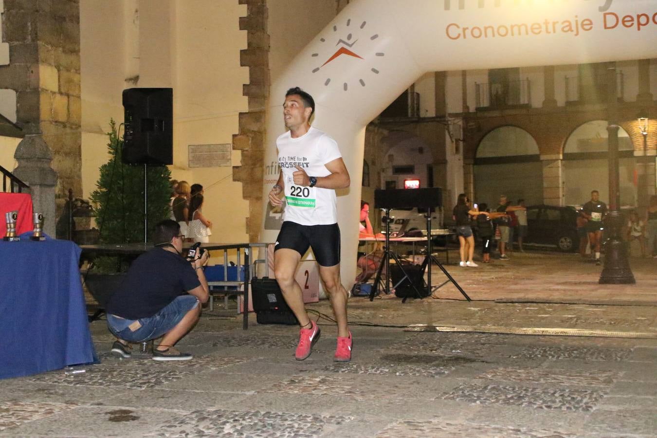 La Plaza de España de Jerez de los Caballeros acogió, ayer, la V Carrera Popular Nocturna 'Recorriendo el Medievo', organizada por el Ayuntamiento del municipio con la colaboración del Plan de Dinamización Deportiva de la Mancomunidad Sierra Suroeste. Las principales calles del municipio volvieron a convertirse en el mejor escenario para el desarrollo de esta prueba deportiva que, año tras año, se consolida como una de las citas más destacadas del calendario estival jerezano y en la que la solidaridad, también, está muy presente. Así, se lograron recaudar 153 kilos y 22 euros que irán destinados al almacén de alimentos que gestiona la Asamblea local de Cruz Roja en el municipio.En esta edición, han participado unos 200 corredores de la localidad y alrededores, siendo Manuel Gómez Lucas y Tina María Ramos, vencedores de la clasificación general.