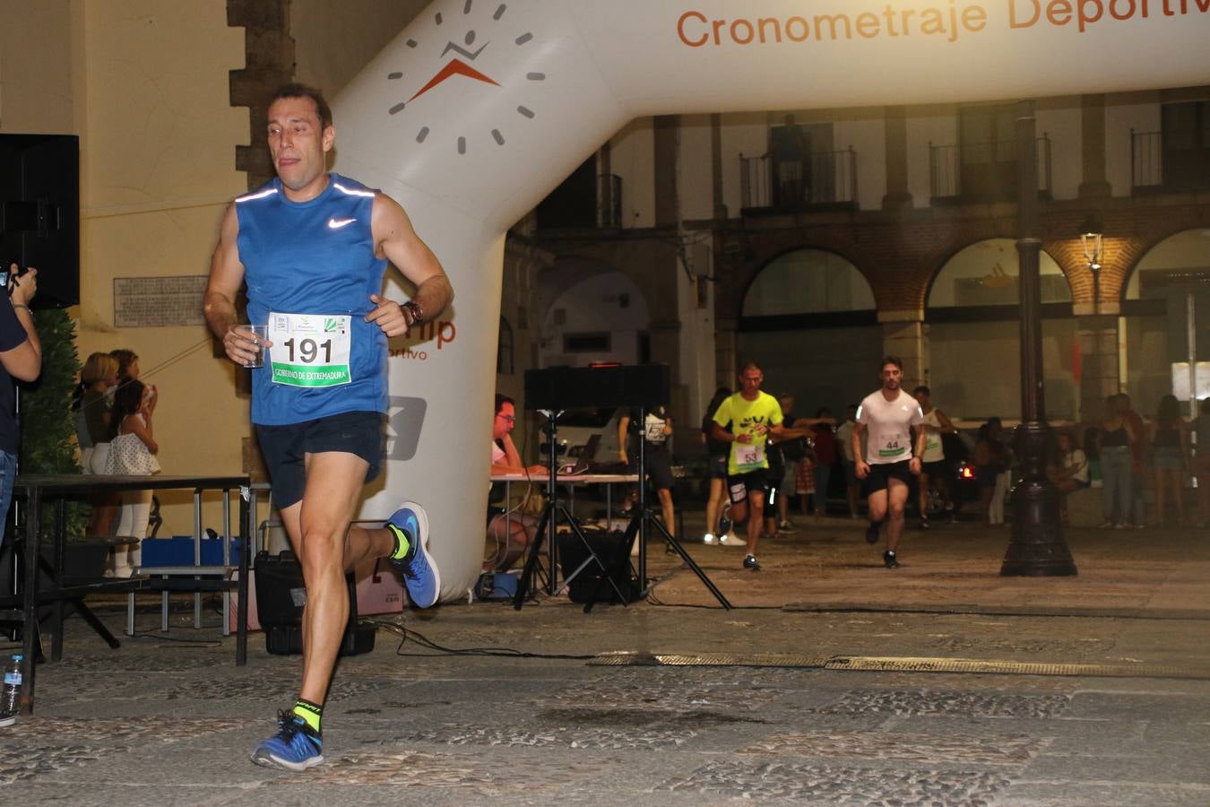 La Plaza de España de Jerez de los Caballeros acogió, ayer, la V Carrera Popular Nocturna 'Recorriendo el Medievo', organizada por el Ayuntamiento del municipio con la colaboración del Plan de Dinamización Deportiva de la Mancomunidad Sierra Suroeste. Las principales calles del municipio volvieron a convertirse en el mejor escenario para el desarrollo de esta prueba deportiva que, año tras año, se consolida como una de las citas más destacadas del calendario estival jerezano y en la que la solidaridad, también, está muy presente. Así, se lograron recaudar 153 kilos y 22 euros que irán destinados al almacén de alimentos que gestiona la Asamblea local de Cruz Roja en el municipio.En esta edición, han participado unos 200 corredores de la localidad y alrededores, siendo Manuel Gómez Lucas y Tina María Ramos, vencedores de la clasificación general.