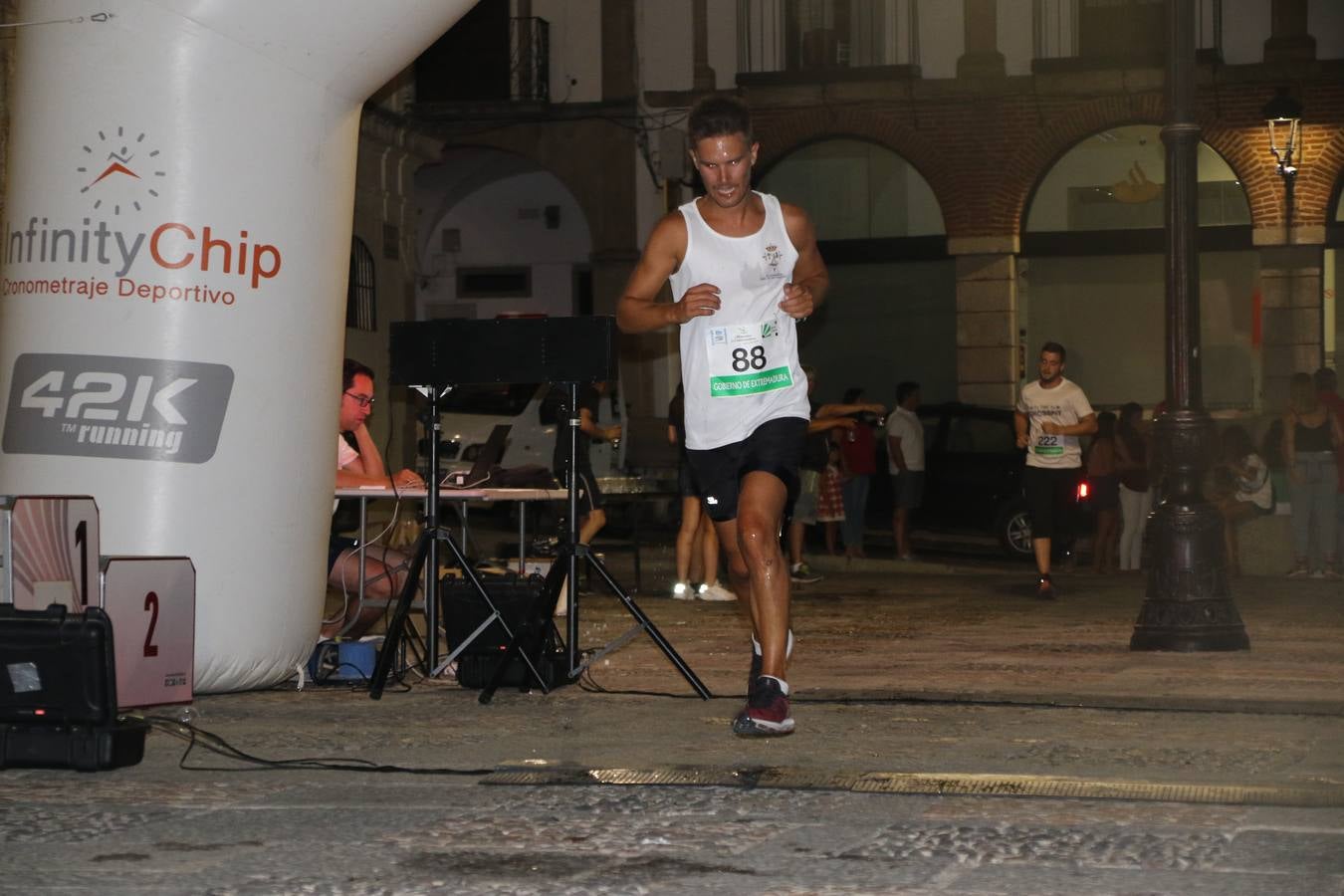 La Plaza de España de Jerez de los Caballeros acogió, ayer, la V Carrera Popular Nocturna 'Recorriendo el Medievo', organizada por el Ayuntamiento del municipio con la colaboración del Plan de Dinamización Deportiva de la Mancomunidad Sierra Suroeste. Las principales calles del municipio volvieron a convertirse en el mejor escenario para el desarrollo de esta prueba deportiva que, año tras año, se consolida como una de las citas más destacadas del calendario estival jerezano y en la que la solidaridad, también, está muy presente. Así, se lograron recaudar 153 kilos y 22 euros que irán destinados al almacén de alimentos que gestiona la Asamblea local de Cruz Roja en el municipio.En esta edición, han participado unos 200 corredores de la localidad y alrededores, siendo Manuel Gómez Lucas y Tina María Ramos, vencedores de la clasificación general.