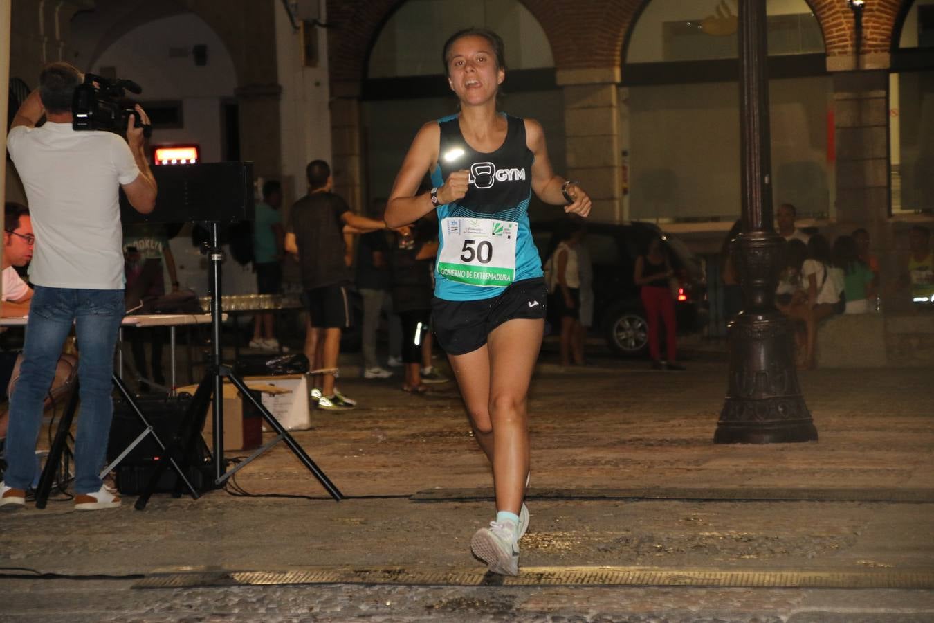 La Plaza de España de Jerez de los Caballeros acogió, ayer, la V Carrera Popular Nocturna 'Recorriendo el Medievo', organizada por el Ayuntamiento del municipio con la colaboración del Plan de Dinamización Deportiva de la Mancomunidad Sierra Suroeste. Las principales calles del municipio volvieron a convertirse en el mejor escenario para el desarrollo de esta prueba deportiva que, año tras año, se consolida como una de las citas más destacadas del calendario estival jerezano y en la que la solidaridad, también, está muy presente. Así, se lograron recaudar 153 kilos y 22 euros que irán destinados al almacén de alimentos que gestiona la Asamblea local de Cruz Roja en el municipio.En esta edición, han participado unos 200 corredores de la localidad y alrededores, siendo Manuel Gómez Lucas y Tina María Ramos, vencedores de la clasificación general.