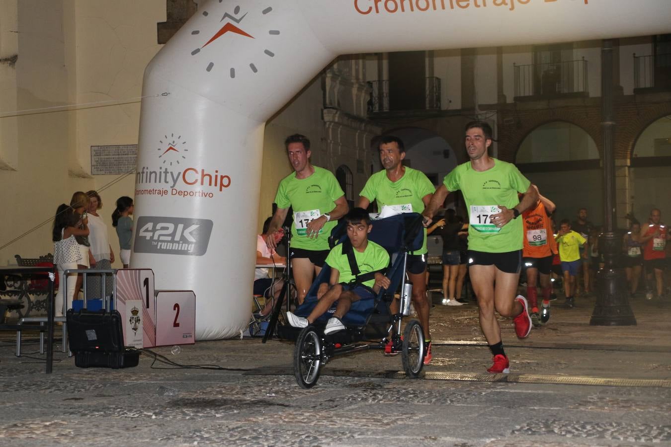 La Plaza de España de Jerez de los Caballeros acogió, ayer, la V Carrera Popular Nocturna 'Recorriendo el Medievo', organizada por el Ayuntamiento del municipio con la colaboración del Plan de Dinamización Deportiva de la Mancomunidad Sierra Suroeste. Las principales calles del municipio volvieron a convertirse en el mejor escenario para el desarrollo de esta prueba deportiva que, año tras año, se consolida como una de las citas más destacadas del calendario estival jerezano y en la que la solidaridad, también, está muy presente. Así, se lograron recaudar 153 kilos y 22 euros que irán destinados al almacén de alimentos que gestiona la Asamblea local de Cruz Roja en el municipio.En esta edición, han participado unos 200 corredores de la localidad y alrededores, siendo Manuel Gómez Lucas y Tina María Ramos, vencedores de la clasificación general.