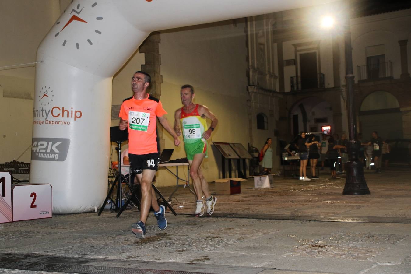 La Plaza de España de Jerez de los Caballeros acogió, ayer, la V Carrera Popular Nocturna 'Recorriendo el Medievo', organizada por el Ayuntamiento del municipio con la colaboración del Plan de Dinamización Deportiva de la Mancomunidad Sierra Suroeste. Las principales calles del municipio volvieron a convertirse en el mejor escenario para el desarrollo de esta prueba deportiva que, año tras año, se consolida como una de las citas más destacadas del calendario estival jerezano y en la que la solidaridad, también, está muy presente. Así, se lograron recaudar 153 kilos y 22 euros que irán destinados al almacén de alimentos que gestiona la Asamblea local de Cruz Roja en el municipio.En esta edición, han participado unos 200 corredores de la localidad y alrededores, siendo Manuel Gómez Lucas y Tina María Ramos, vencedores de la clasificación general.