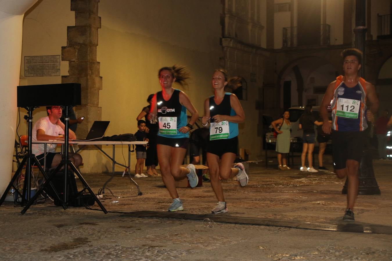 La Plaza de España de Jerez de los Caballeros acogió, ayer, la V Carrera Popular Nocturna 'Recorriendo el Medievo', organizada por el Ayuntamiento del municipio con la colaboración del Plan de Dinamización Deportiva de la Mancomunidad Sierra Suroeste. Las principales calles del municipio volvieron a convertirse en el mejor escenario para el desarrollo de esta prueba deportiva que, año tras año, se consolida como una de las citas más destacadas del calendario estival jerezano y en la que la solidaridad, también, está muy presente. Así, se lograron recaudar 153 kilos y 22 euros que irán destinados al almacén de alimentos que gestiona la Asamblea local de Cruz Roja en el municipio.En esta edición, han participado unos 200 corredores de la localidad y alrededores, siendo Manuel Gómez Lucas y Tina María Ramos, vencedores de la clasificación general.