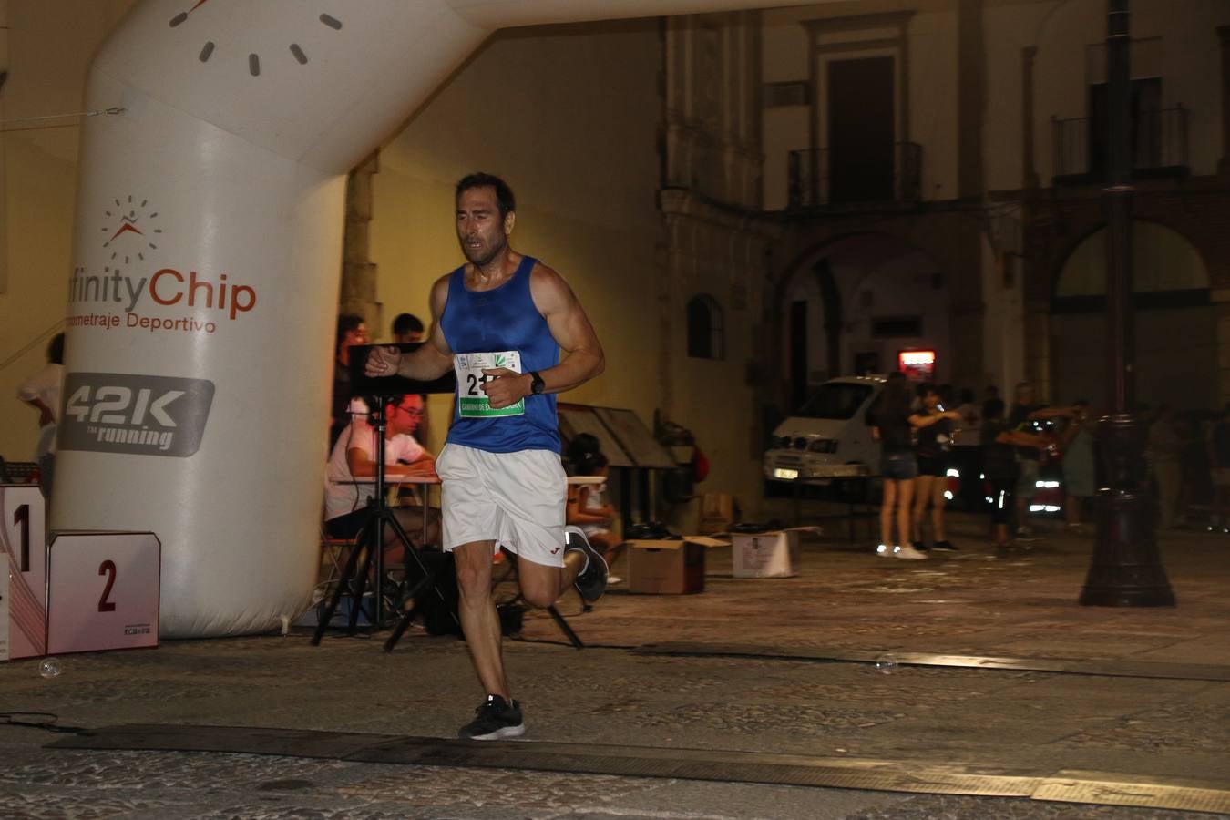 La Plaza de España de Jerez de los Caballeros acogió, ayer, la V Carrera Popular Nocturna 'Recorriendo el Medievo', organizada por el Ayuntamiento del municipio con la colaboración del Plan de Dinamización Deportiva de la Mancomunidad Sierra Suroeste. Las principales calles del municipio volvieron a convertirse en el mejor escenario para el desarrollo de esta prueba deportiva que, año tras año, se consolida como una de las citas más destacadas del calendario estival jerezano y en la que la solidaridad, también, está muy presente. Así, se lograron recaudar 153 kilos y 22 euros que irán destinados al almacén de alimentos que gestiona la Asamblea local de Cruz Roja en el municipio.En esta edición, han participado unos 200 corredores de la localidad y alrededores, siendo Manuel Gómez Lucas y Tina María Ramos, vencedores de la clasificación general.