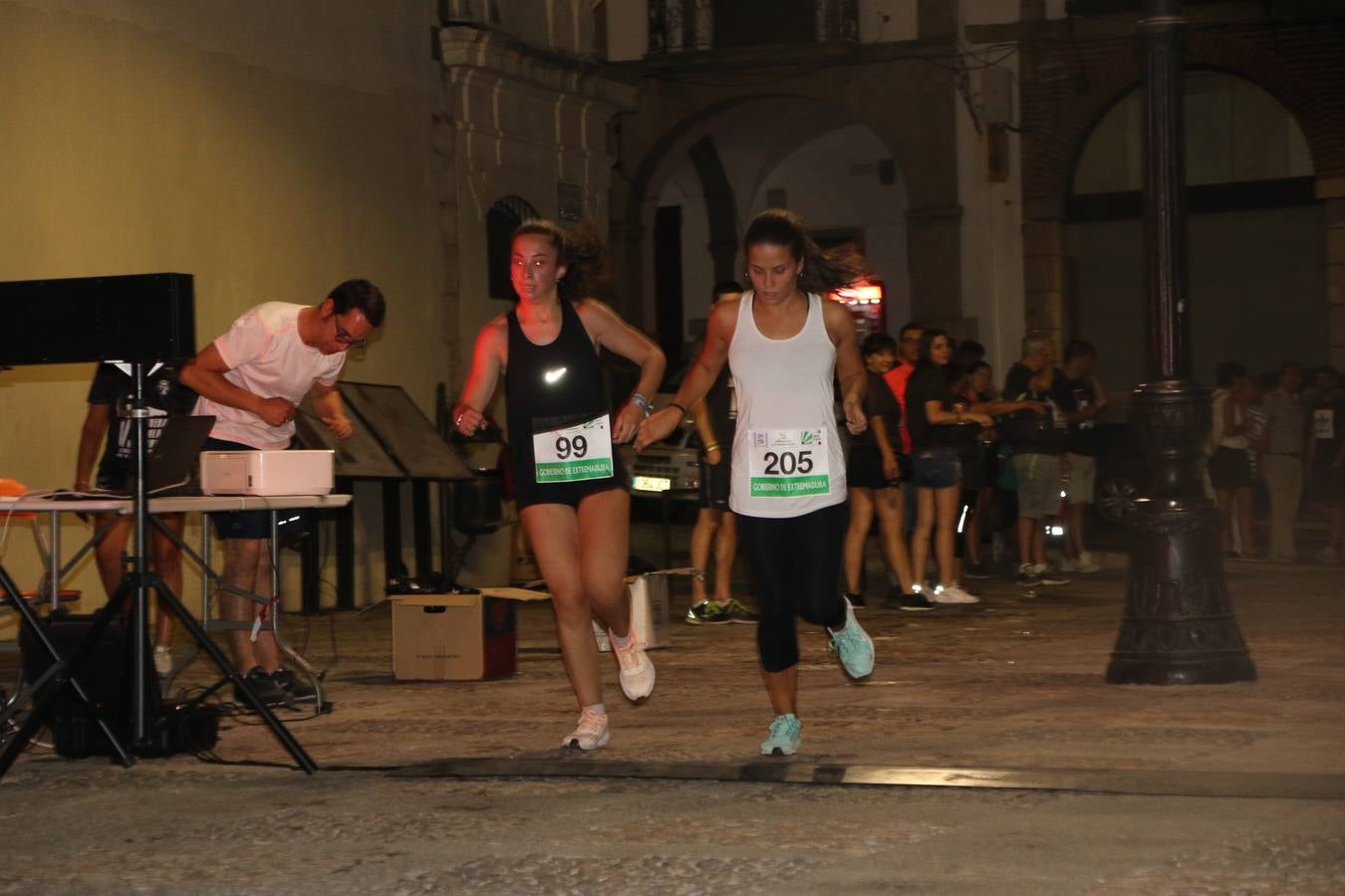 La Plaza de España de Jerez de los Caballeros acogió, ayer, la V Carrera Popular Nocturna 'Recorriendo el Medievo', organizada por el Ayuntamiento del municipio con la colaboración del Plan de Dinamización Deportiva de la Mancomunidad Sierra Suroeste. Las principales calles del municipio volvieron a convertirse en el mejor escenario para el desarrollo de esta prueba deportiva que, año tras año, se consolida como una de las citas más destacadas del calendario estival jerezano y en la que la solidaridad, también, está muy presente. Así, se lograron recaudar 153 kilos y 22 euros que irán destinados al almacén de alimentos que gestiona la Asamblea local de Cruz Roja en el municipio.En esta edición, han participado unos 200 corredores de la localidad y alrededores, siendo Manuel Gómez Lucas y Tina María Ramos, vencedores de la clasificación general.