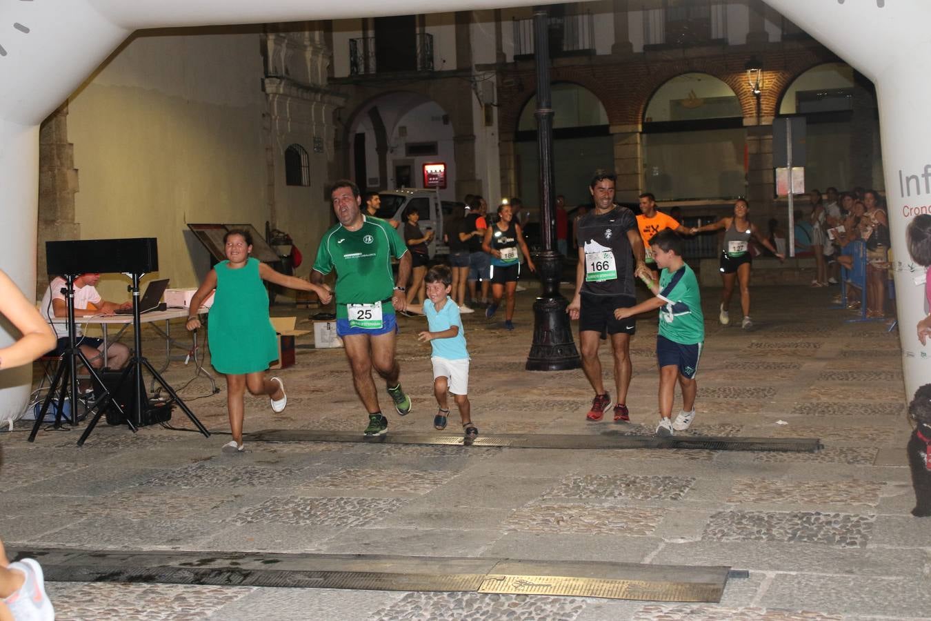 La Plaza de España de Jerez de los Caballeros acogió, ayer, la V Carrera Popular Nocturna 'Recorriendo el Medievo', organizada por el Ayuntamiento del municipio con la colaboración del Plan de Dinamización Deportiva de la Mancomunidad Sierra Suroeste. Las principales calles del municipio volvieron a convertirse en el mejor escenario para el desarrollo de esta prueba deportiva que, año tras año, se consolida como una de las citas más destacadas del calendario estival jerezano y en la que la solidaridad, también, está muy presente. Así, se lograron recaudar 153 kilos y 22 euros que irán destinados al almacén de alimentos que gestiona la Asamblea local de Cruz Roja en el municipio.En esta edición, han participado unos 200 corredores de la localidad y alrededores, siendo Manuel Gómez Lucas y Tina María Ramos, vencedores de la clasificación general.