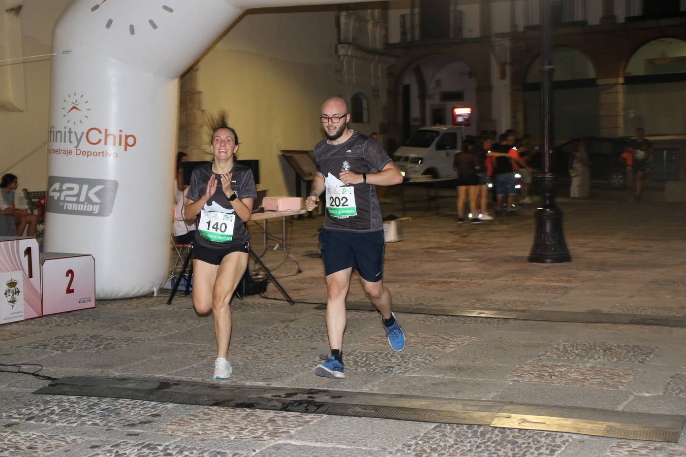 La Plaza de España de Jerez de los Caballeros acogió, ayer, la V Carrera Popular Nocturna 'Recorriendo el Medievo', organizada por el Ayuntamiento del municipio con la colaboración del Plan de Dinamización Deportiva de la Mancomunidad Sierra Suroeste. Las principales calles del municipio volvieron a convertirse en el mejor escenario para el desarrollo de esta prueba deportiva que, año tras año, se consolida como una de las citas más destacadas del calendario estival jerezano y en la que la solidaridad, también, está muy presente. Así, se lograron recaudar 153 kilos y 22 euros que irán destinados al almacén de alimentos que gestiona la Asamblea local de Cruz Roja en el municipio.En esta edición, han participado unos 200 corredores de la localidad y alrededores, siendo Manuel Gómez Lucas y Tina María Ramos, vencedores de la clasificación general.