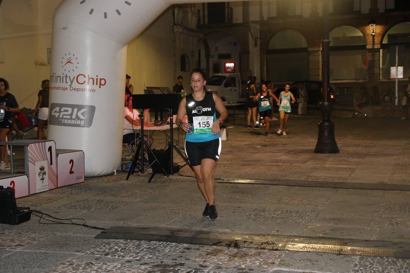 La Plaza de España de Jerez de los Caballeros acogió, ayer, la V Carrera Popular Nocturna 'Recorriendo el Medievo', organizada por el Ayuntamiento del municipio con la colaboración del Plan de Dinamización Deportiva de la Mancomunidad Sierra Suroeste. Las principales calles del municipio volvieron a convertirse en el mejor escenario para el desarrollo de esta prueba deportiva que, año tras año, se consolida como una de las citas más destacadas del calendario estival jerezano y en la que la solidaridad, también, está muy presente. Así, se lograron recaudar 153 kilos y 22 euros que irán destinados al almacén de alimentos que gestiona la Asamblea local de Cruz Roja en el municipio.En esta edición, han participado unos 200 corredores de la localidad y alrededores, siendo Manuel Gómez Lucas y Tina María Ramos, vencedores de la clasificación general.