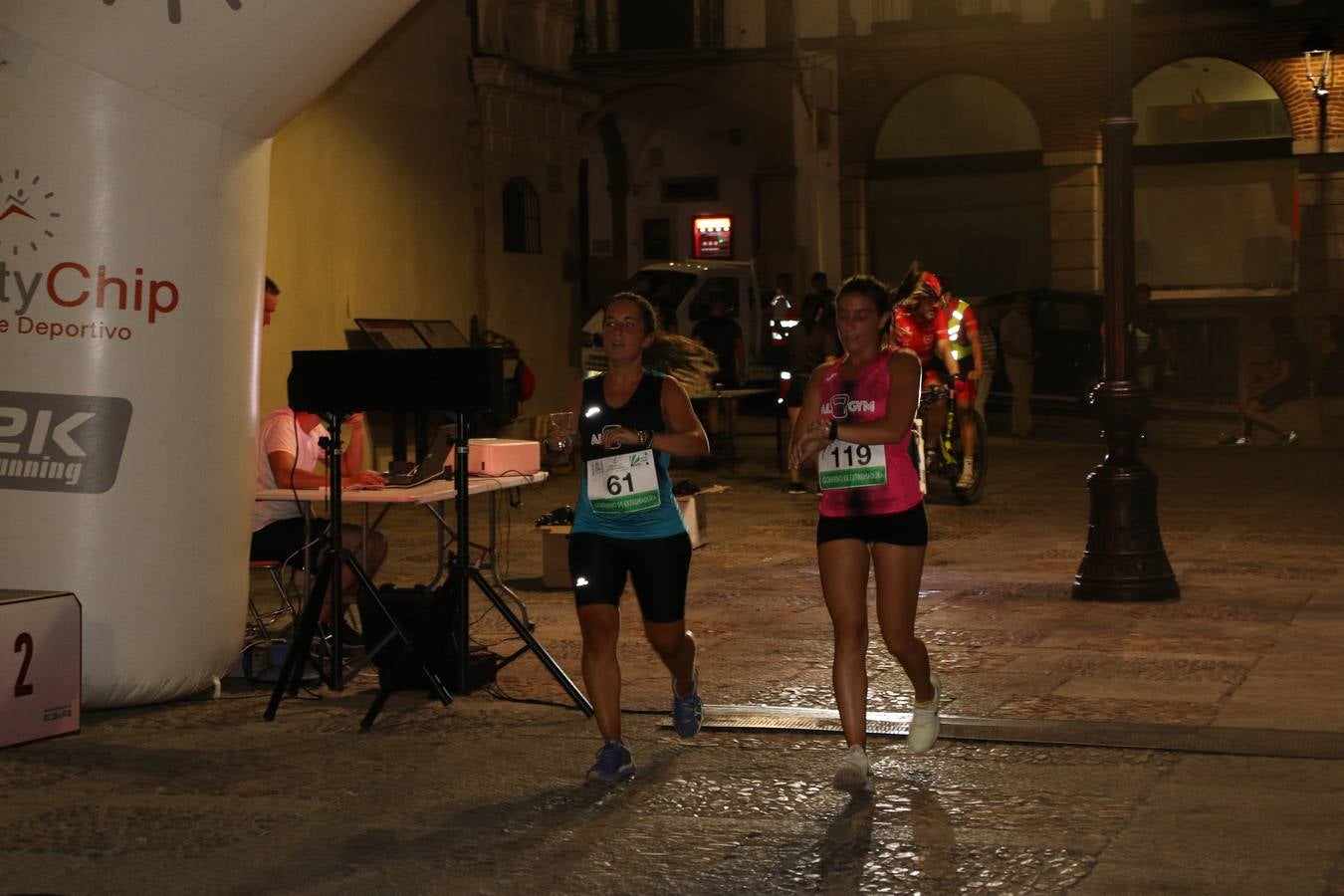 La Plaza de España de Jerez de los Caballeros acogió, ayer, la V Carrera Popular Nocturna 'Recorriendo el Medievo', organizada por el Ayuntamiento del municipio con la colaboración del Plan de Dinamización Deportiva de la Mancomunidad Sierra Suroeste. Las principales calles del municipio volvieron a convertirse en el mejor escenario para el desarrollo de esta prueba deportiva que, año tras año, se consolida como una de las citas más destacadas del calendario estival jerezano y en la que la solidaridad, también, está muy presente. Así, se lograron recaudar 153 kilos y 22 euros que irán destinados al almacén de alimentos que gestiona la Asamblea local de Cruz Roja en el municipio.En esta edición, han participado unos 200 corredores de la localidad y alrededores, siendo Manuel Gómez Lucas y Tina María Ramos, vencedores de la clasificación general.