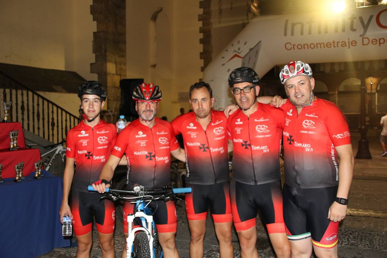 La Plaza de España de Jerez de los Caballeros acogió, ayer, la V Carrera Popular Nocturna 'Recorriendo el Medievo', organizada por el Ayuntamiento del municipio con la colaboración del Plan de Dinamización Deportiva de la Mancomunidad Sierra Suroeste. Las principales calles del municipio volvieron a convertirse en el mejor escenario para el desarrollo de esta prueba deportiva que, año tras año, se consolida como una de las citas más destacadas del calendario estival jerezano y en la que la solidaridad, también, está muy presente. Así, se lograron recaudar 153 kilos y 22 euros que irán destinados al almacén de alimentos que gestiona la Asamblea local de Cruz Roja en el municipio.En esta edición, han participado unos 200 corredores de la localidad y alrededores, siendo Manuel Gómez Lucas y Tina María Ramos, vencedores de la clasificación general.