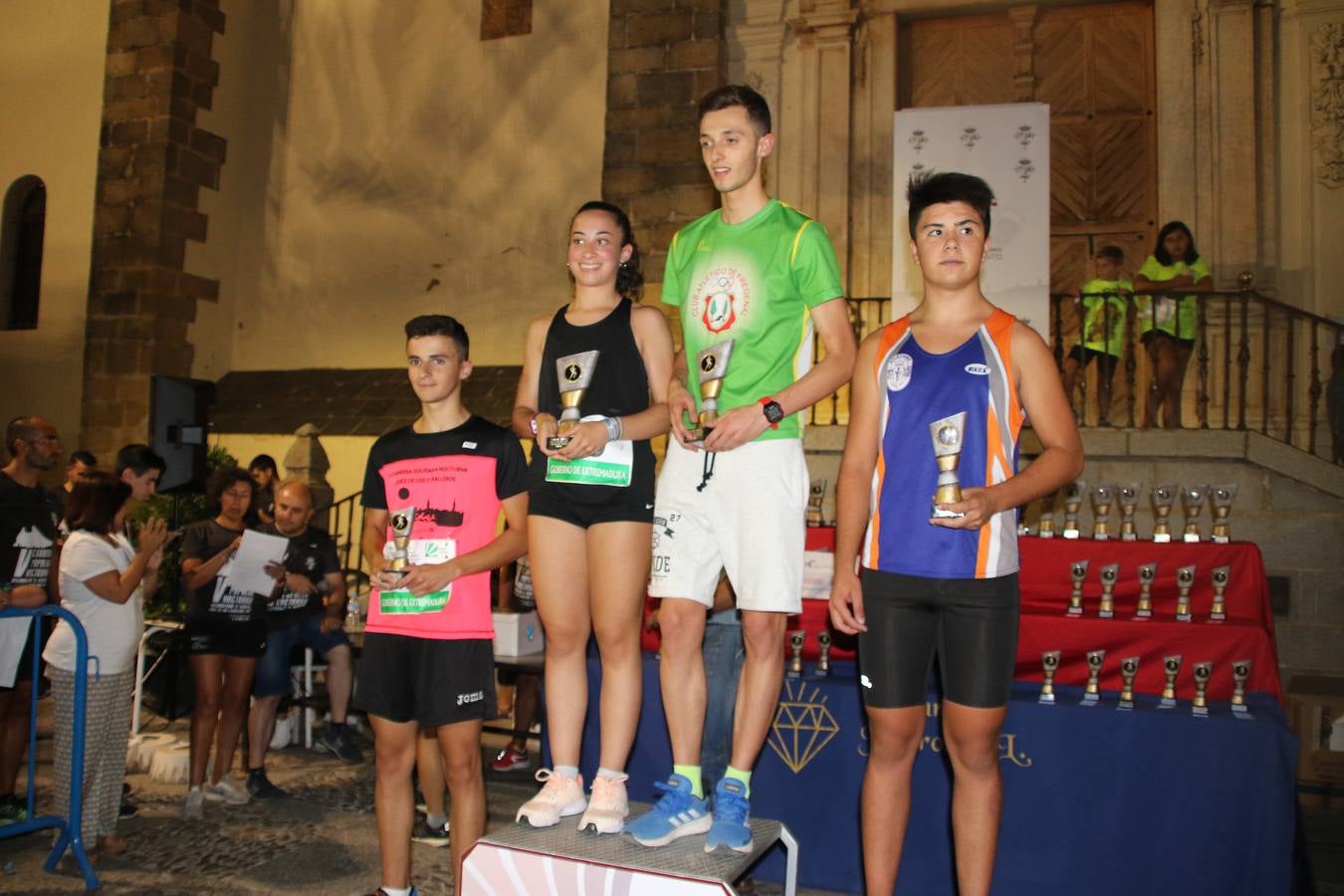 La Plaza de España de Jerez de los Caballeros acogió, ayer, la V Carrera Popular Nocturna 'Recorriendo el Medievo', organizada por el Ayuntamiento del municipio con la colaboración del Plan de Dinamización Deportiva de la Mancomunidad Sierra Suroeste. Las principales calles del municipio volvieron a convertirse en el mejor escenario para el desarrollo de esta prueba deportiva que, año tras año, se consolida como una de las citas más destacadas del calendario estival jerezano y en la que la solidaridad, también, está muy presente. Así, se lograron recaudar 153 kilos y 22 euros que irán destinados al almacén de alimentos que gestiona la Asamblea local de Cruz Roja en el municipio.En esta edición, han participado unos 200 corredores de la localidad y alrededores, siendo Manuel Gómez Lucas y Tina María Ramos, vencedores de la clasificación general.